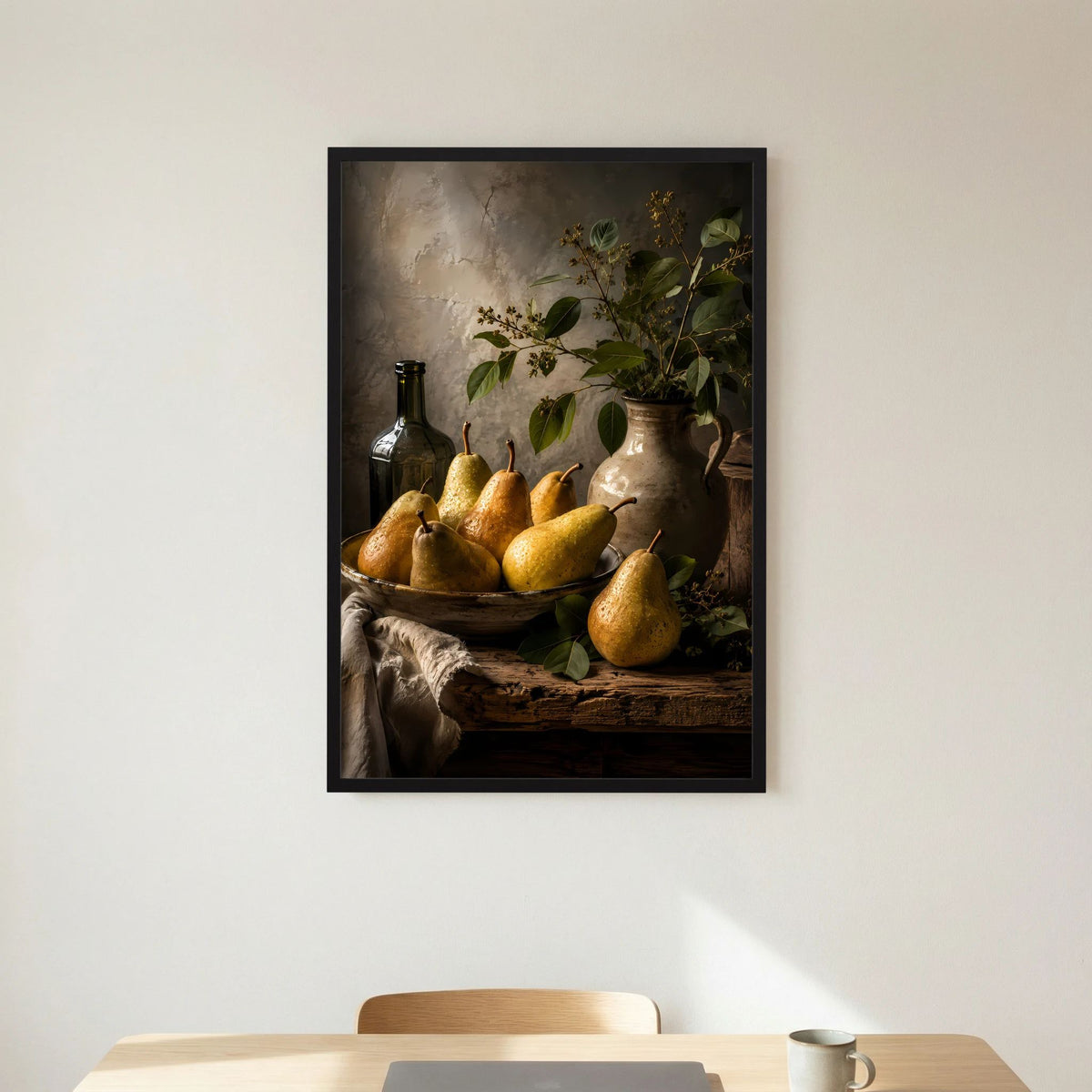 Poster im schwarzen Rahmen mit goldenen Birnen, Schüssel, Flasche und Vase