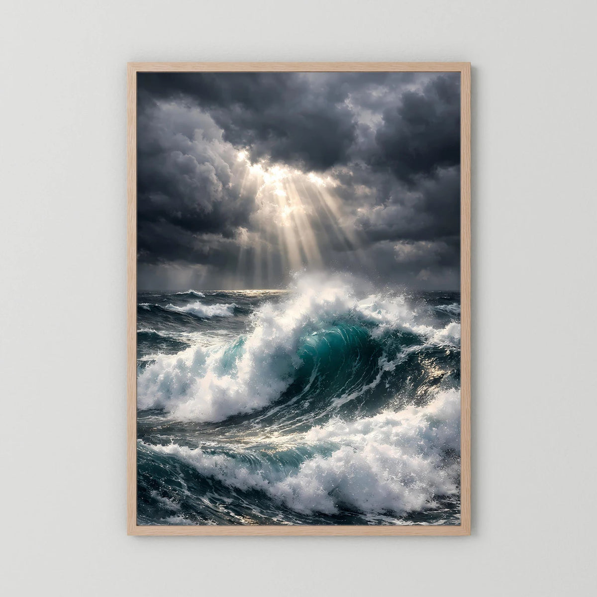 Wandbild im Hochformat mit Holzrahmen: aufgewühltes Meer, Schaumkronen und Sonnenstrahlen