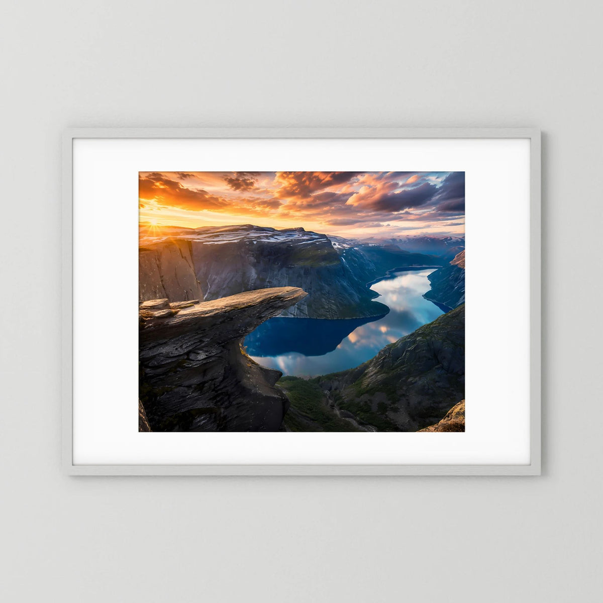 Querformat Poster mit Fjord- und Felsenlandschaft im weißen Rahmen.