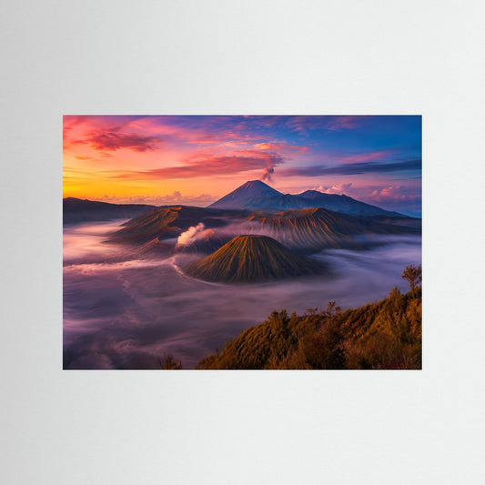 Poster ohne Rahmen: Vulkan mit Rauchfahnen und Sonnenaufgangshimmel