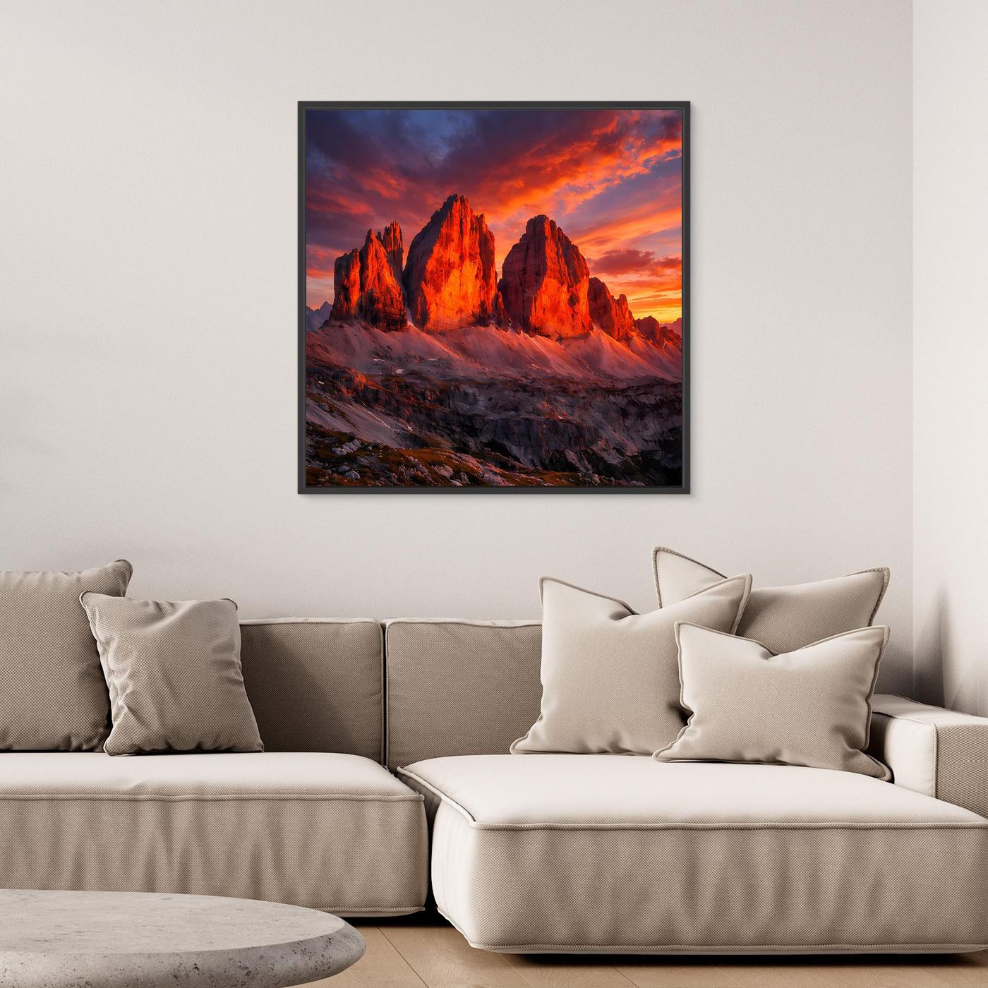 Leinwandbild mit Bergsilhouetten bei Alpenglühen in Orange und Blau, mit schwarzem Rahmen