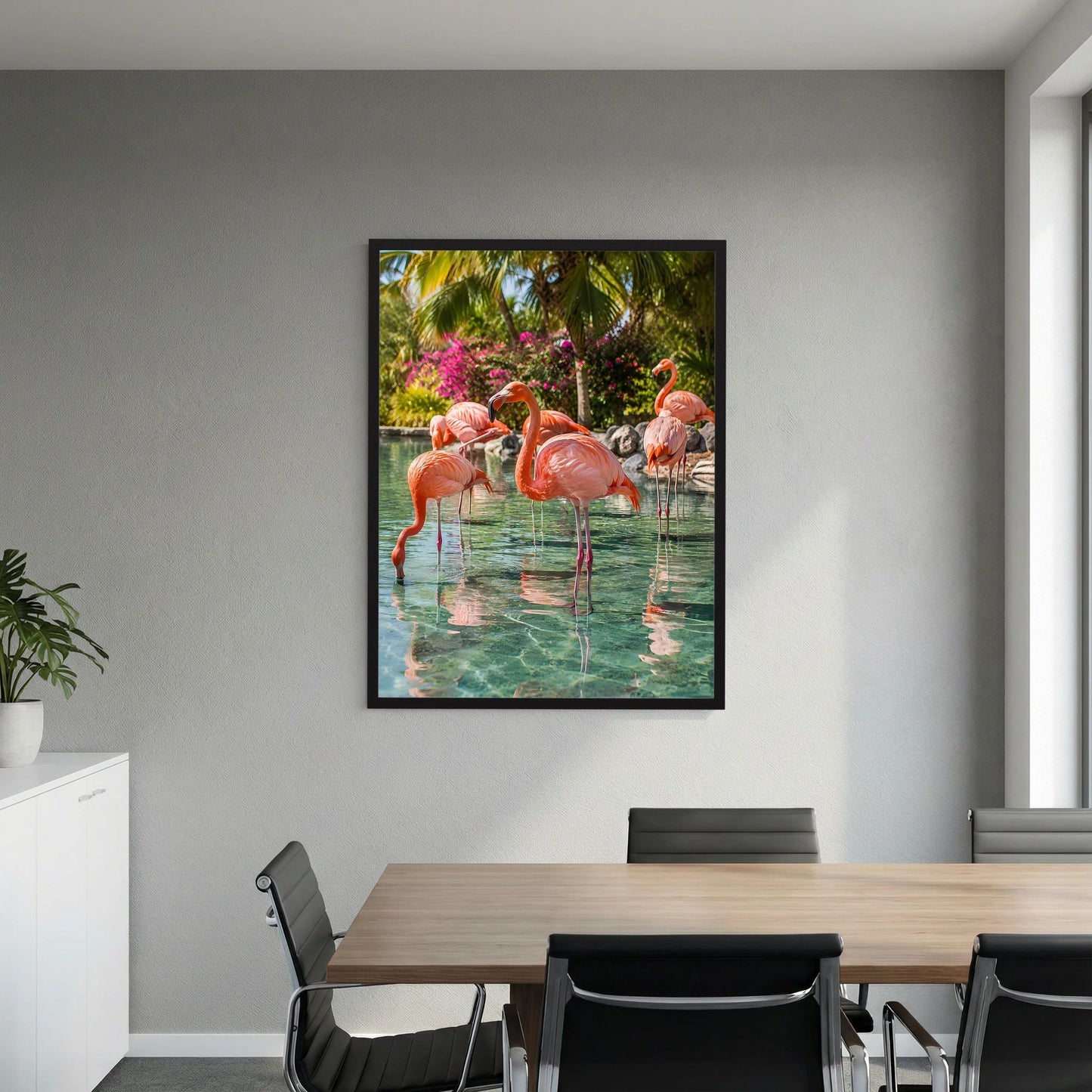 Wandposter im schwarzen Rahmen mit rosa Flamingos im tropischen Wasser und Palmen