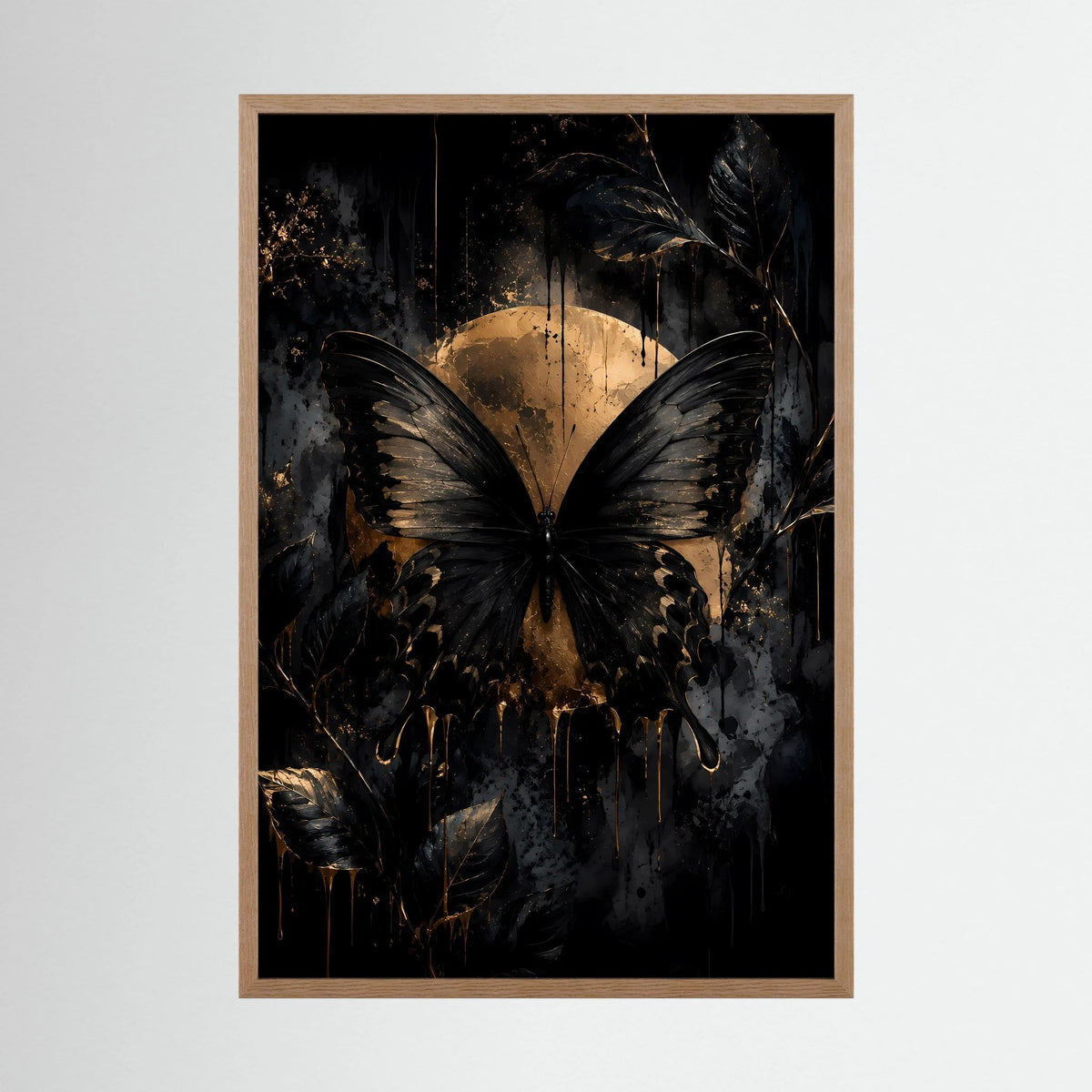 Hochformat-Poster im Holzrahmen (hell) mit schwarzem Schmetterling und goldener Mitte