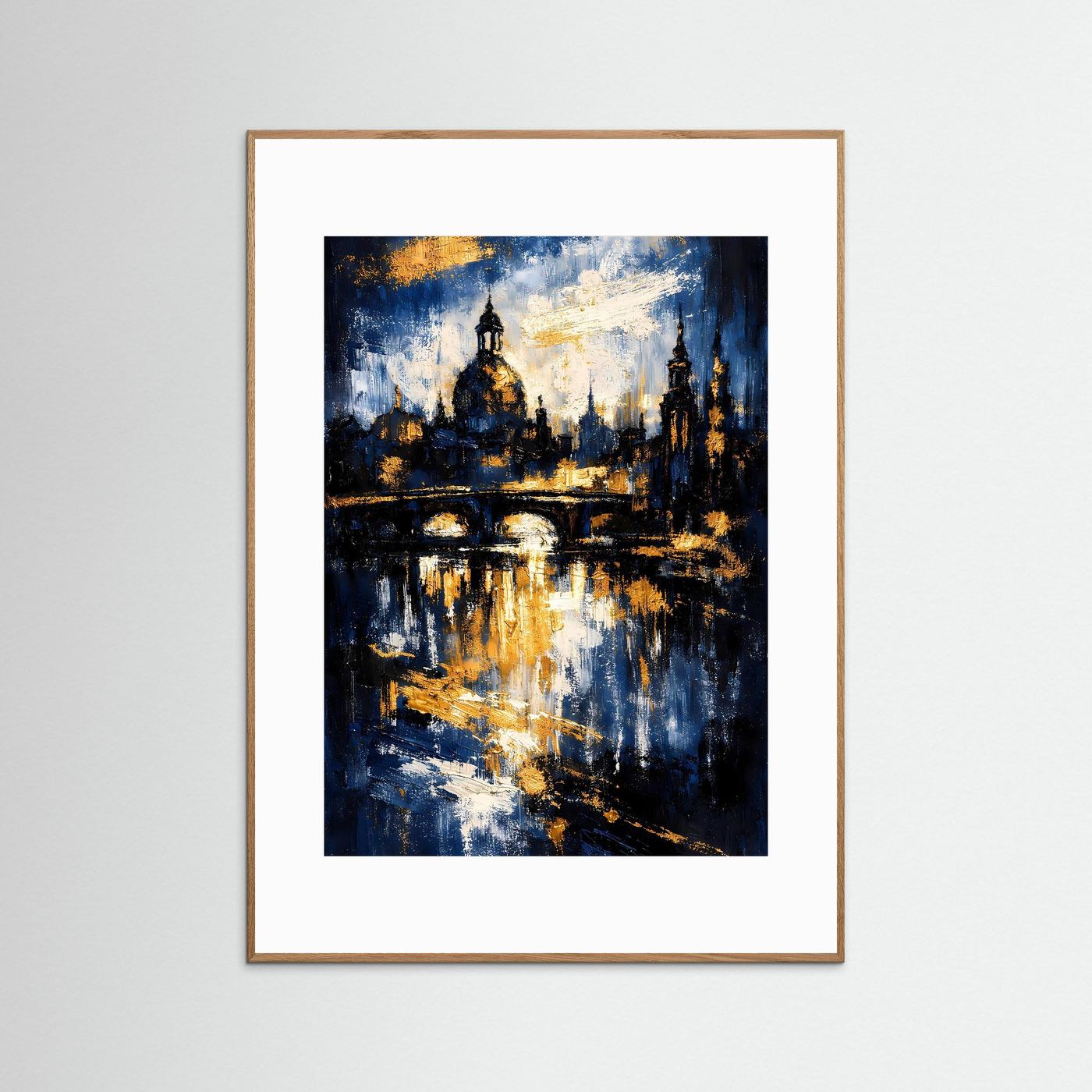 Stadtposter im hellbraunen Rahmen mit abstrakter Frauenkirche-Silhouette, Gold und Tiefblau