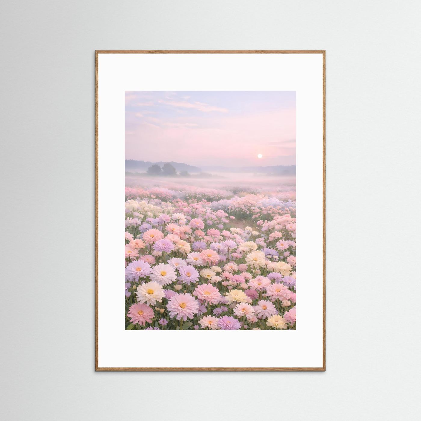 Blumenfeld-Poster im Hochformat mit Pastellblüten und Sonnenaufgang, eichenfarbener Rahmen