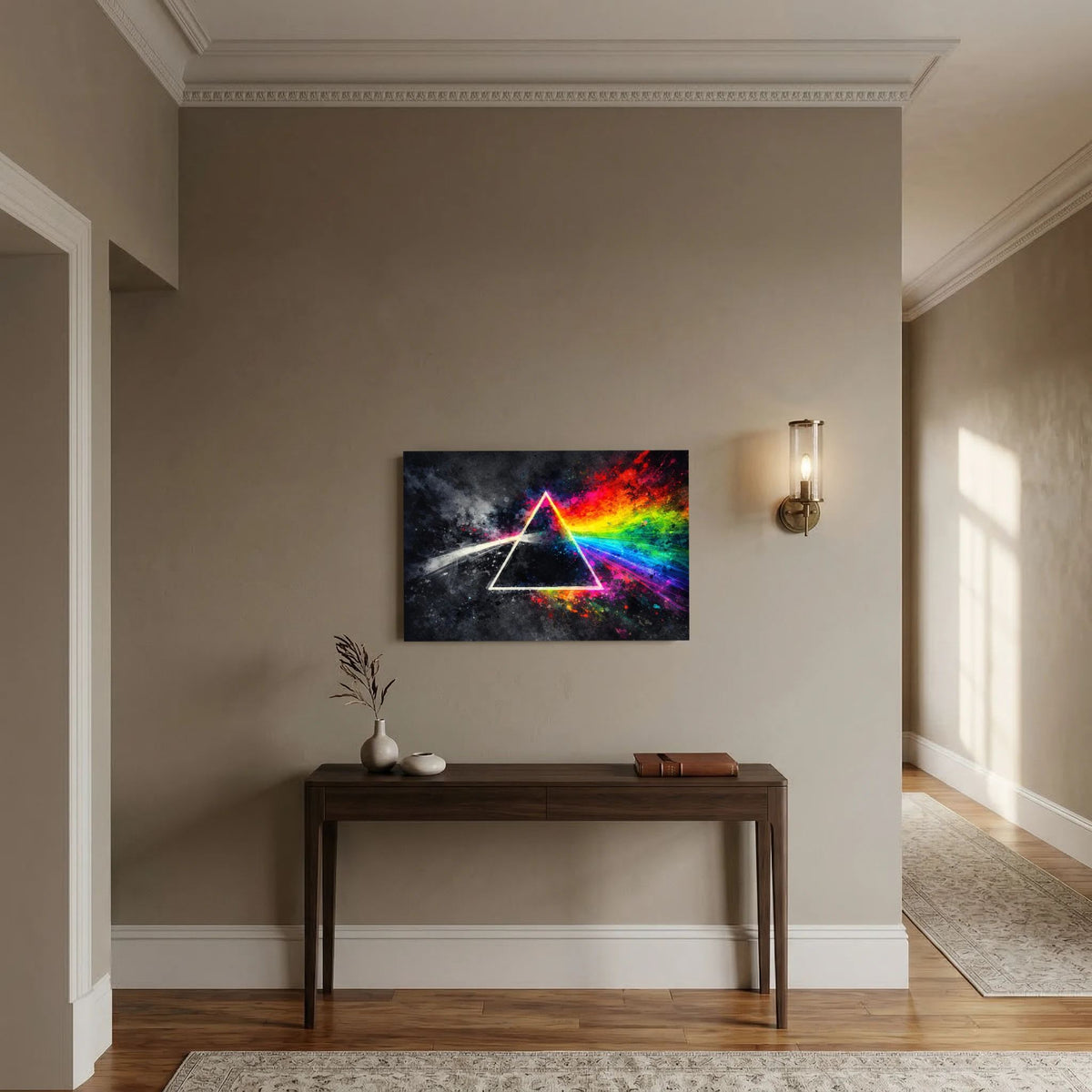 Wandbild-Poster mit regenbogenfarbener Dreiecksform auf dunklem Hintergrund im Querformat