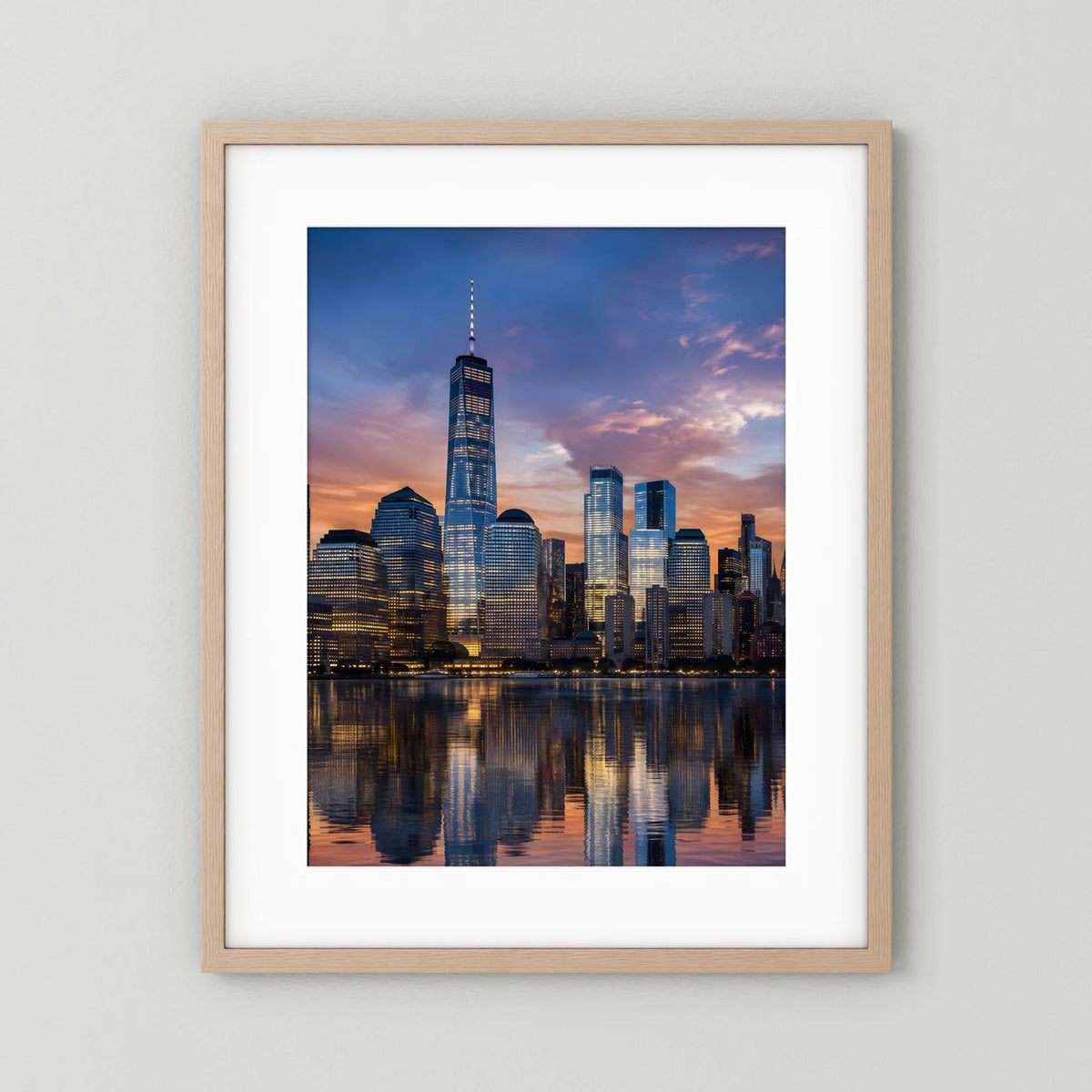 Hochformatiges Skyline-Poster im hellen Holzrahmen, Skyline bei Sonnenuntergang