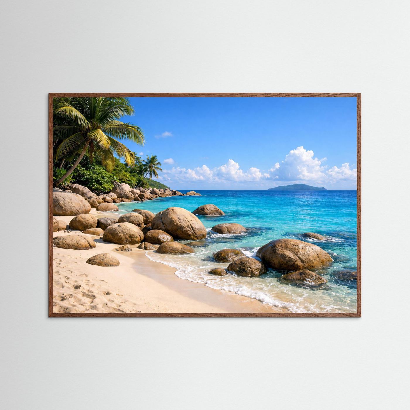 Wandbild mit Strand, Palmen und Granitfelsen, brauner Rahmen