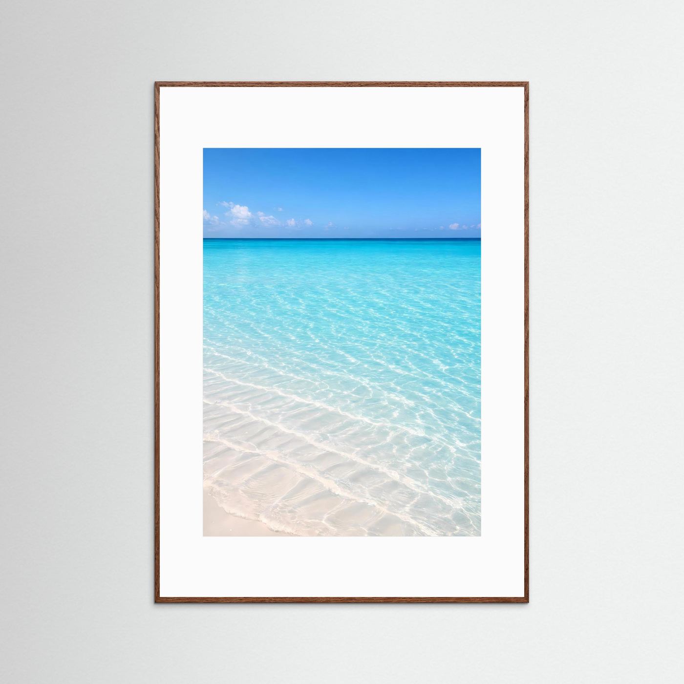 Hochformatiges Ozeanposter mit braunem Holzrahmen, türkisblaues Wasser und helle Gischt