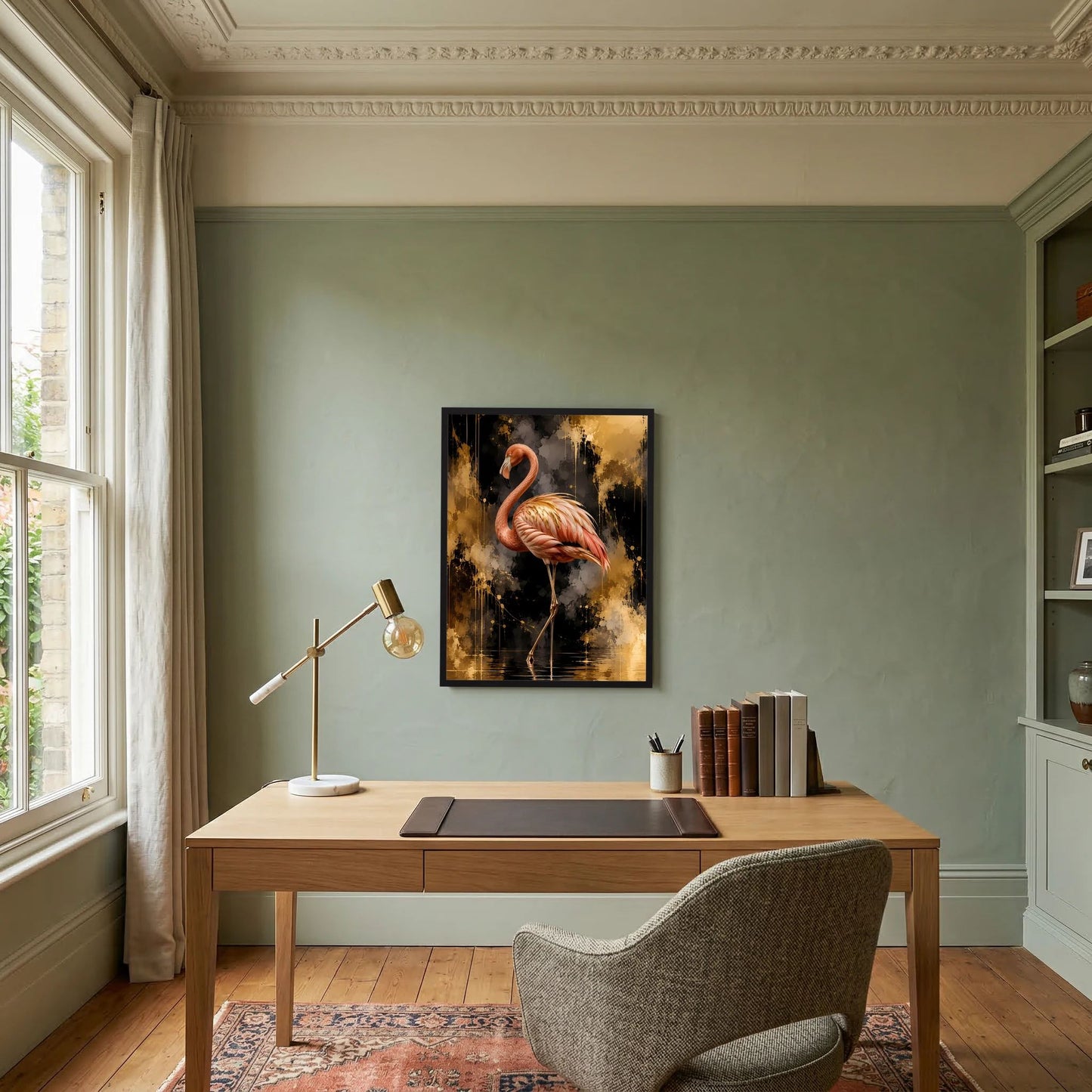 Hochformat-Poster mit rosafarbenem Flamingo vor gold-schwarzem Aquarell-Hintergrund