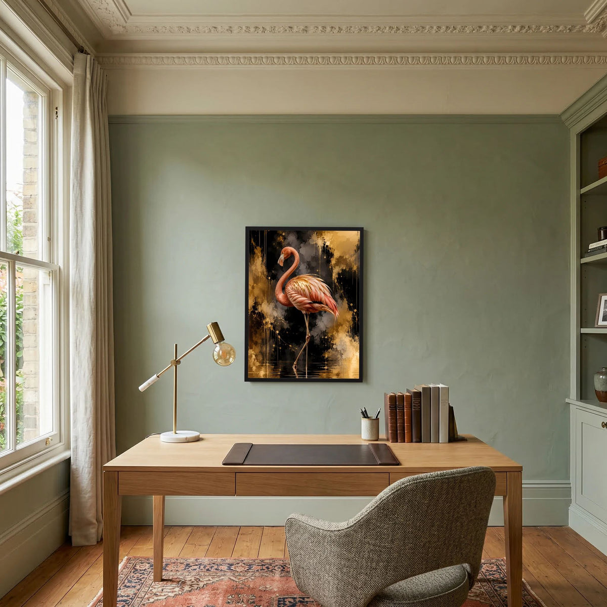 Hochformat-Poster mit rosafarbenem Flamingo vor gold-schwarzem Aquarell-Hintergrund