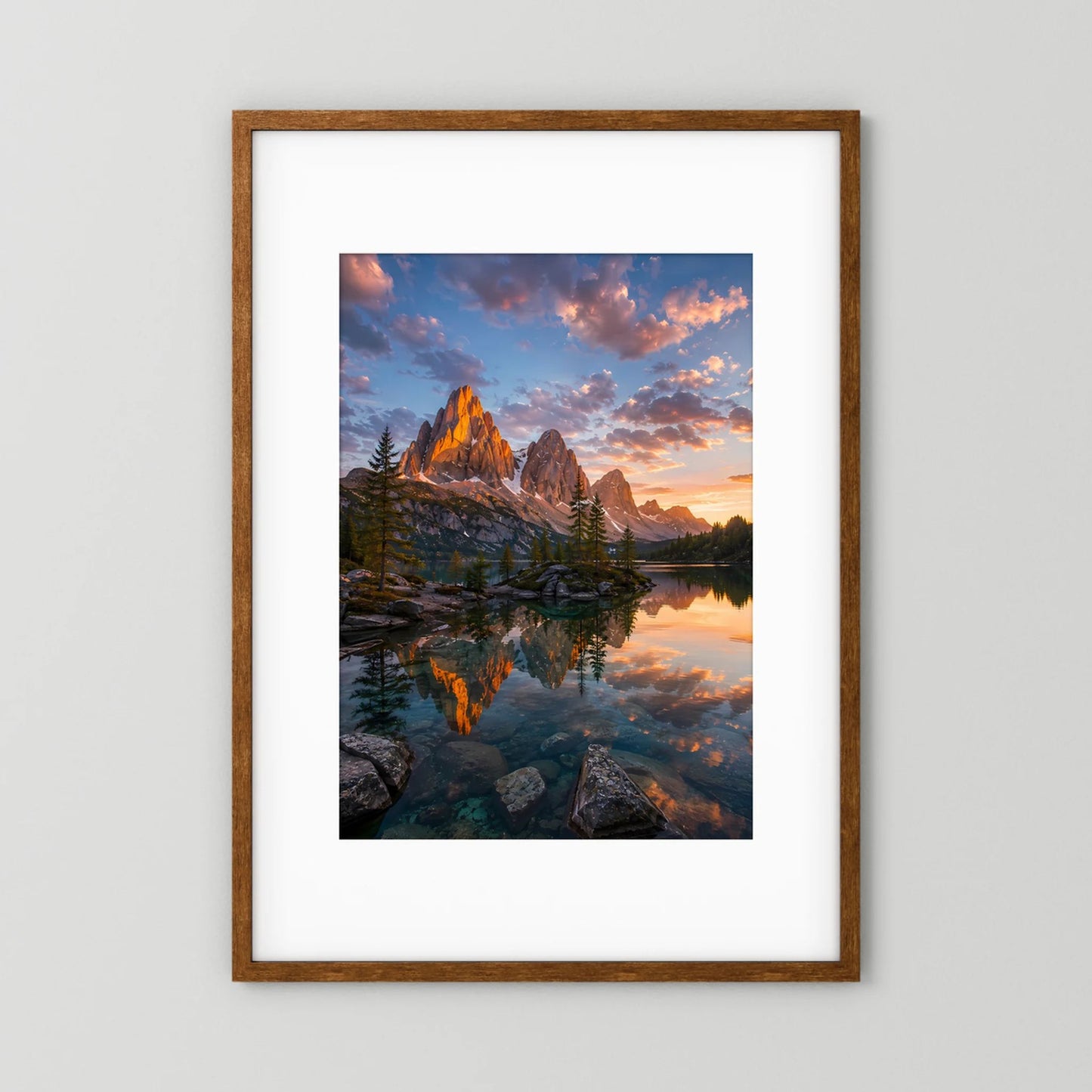 Bergsee im Sonnenuntergang | Leuchtende Berglandschaft mit Spiegelung | Poster Hochformat