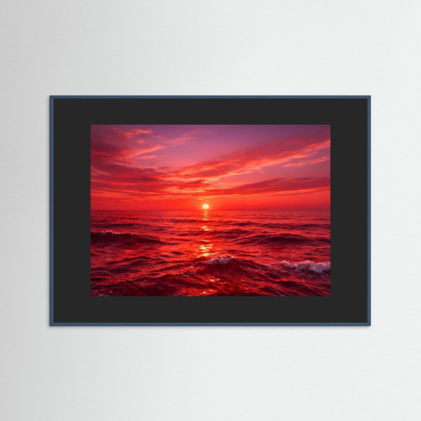 Gerahmtes Wandbild: Sonnenuntergang über dem Meer, roter Himmel, anthrazitfarbener Rahmen