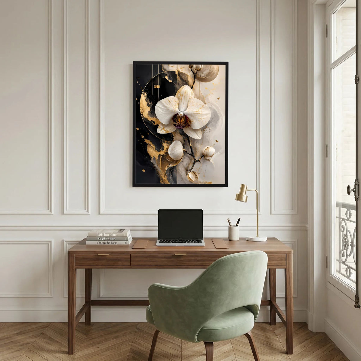 Florales Poster mit weißen Orchideenblüten, Goldspuren und dunklem Hintergrund im Rahmen