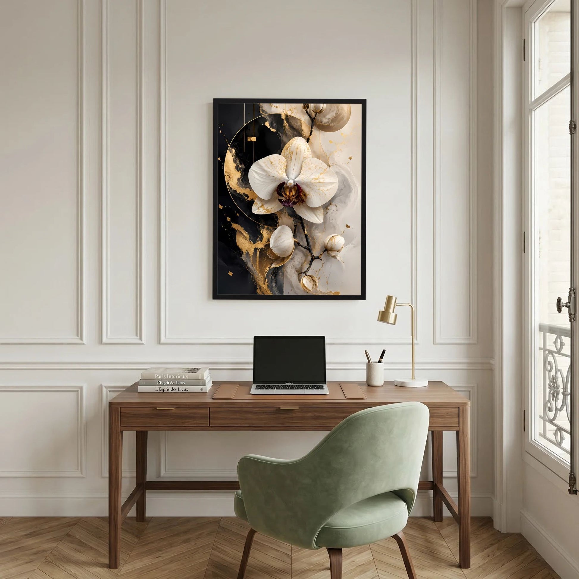 Florales Poster mit weißen Orchideenblüten, Goldspuren und dunklem Hintergrund im Rahmen