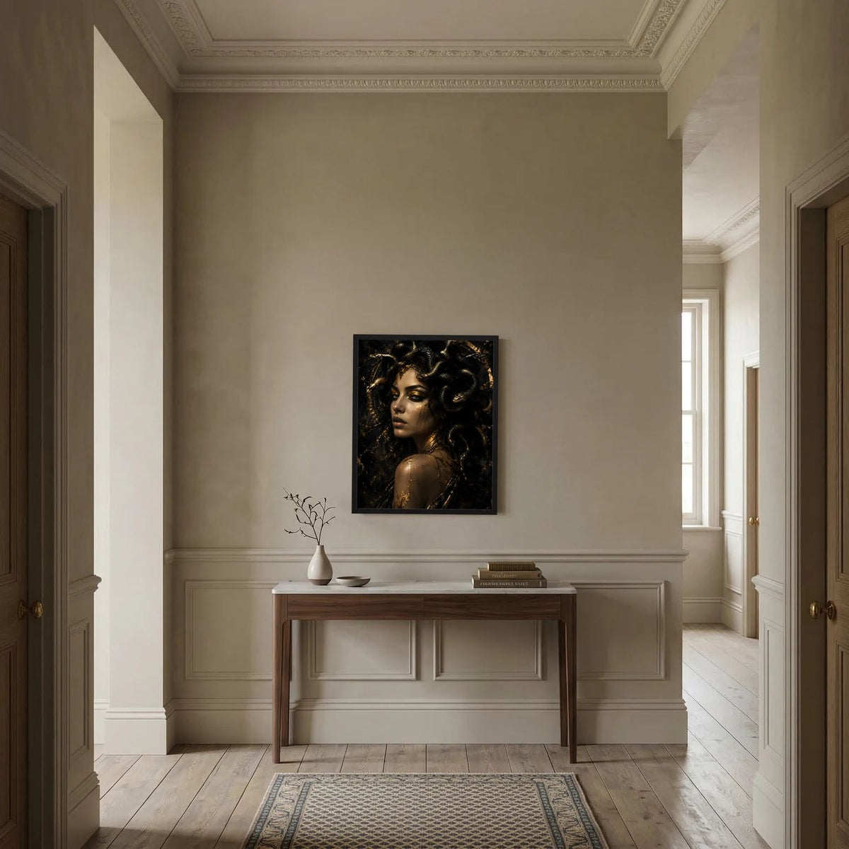 Medusa-Poster im schwarzen Rahmen mit Frauengesicht und goldenen Schlangen, Schwarz-Gold