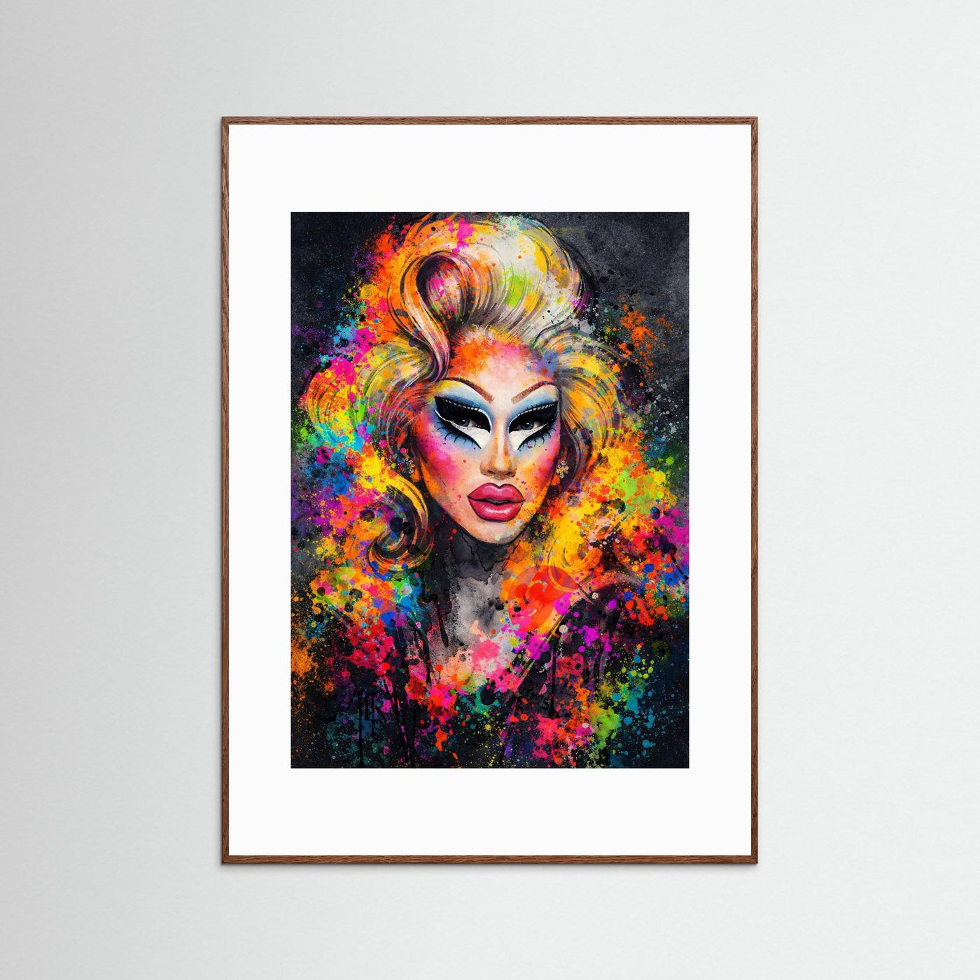 Wandbild mit abstraktem Drag-Porträt: bunte Feder-Perücke, kräftiges Make-up, weißer Passepartout, Holzrahmen