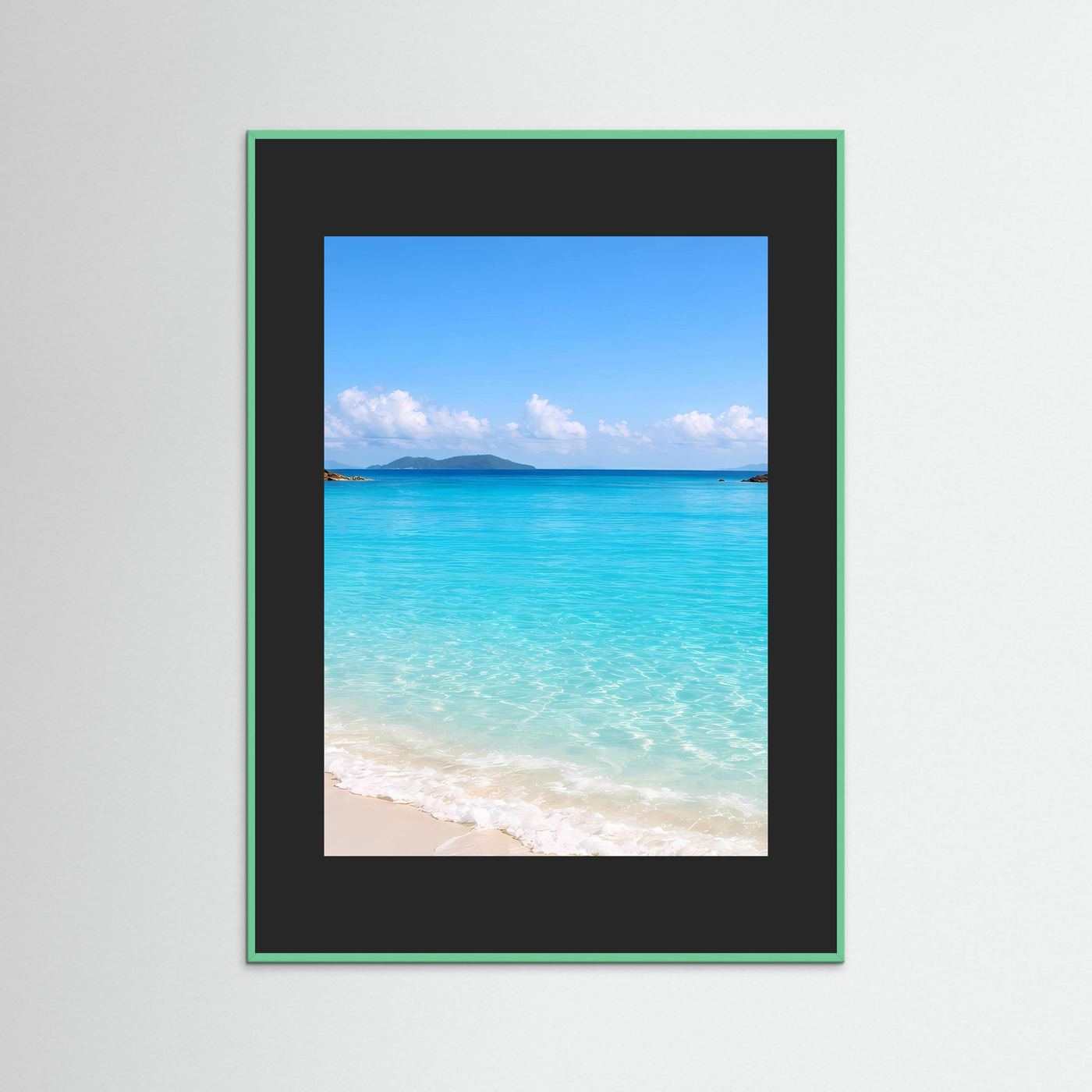 Poster mit Strandfoto: türkisfarbenes Meer und Sandstrand, im grün eingefassten Rahmen