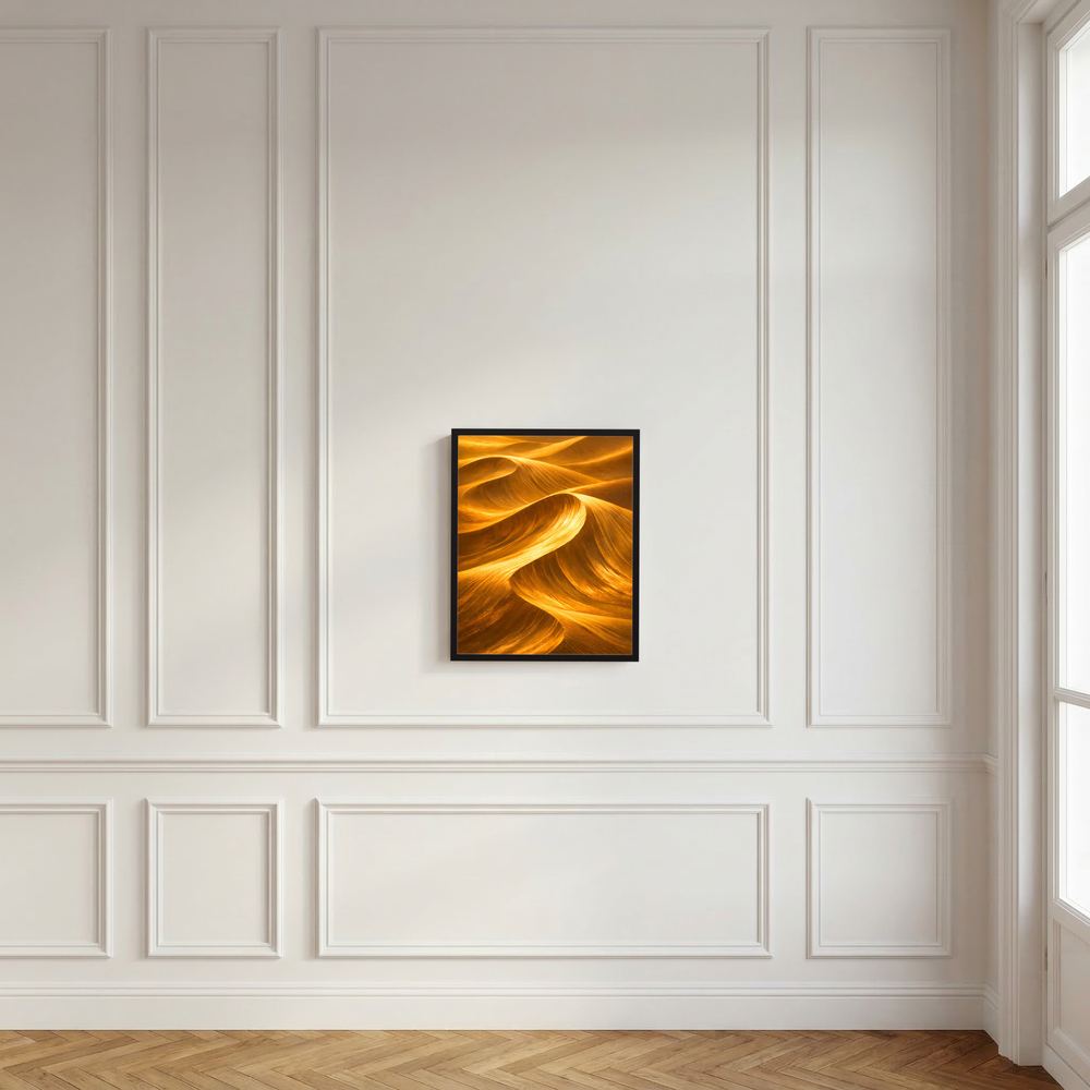 Quadratisches, gerahmtes Poster mit goldenen Wellenlinien vor weißer Wandverkleidung