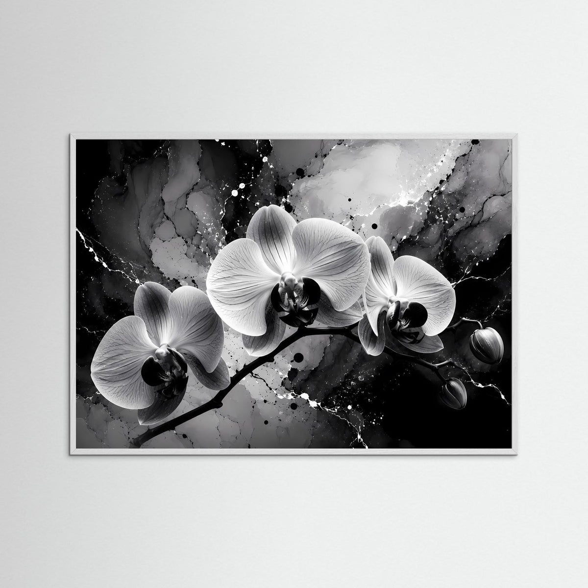 Orchideen-Wandbild mit schwarz-weißem Motiv und weißen Orchideenblüten im grauen Rahmen.