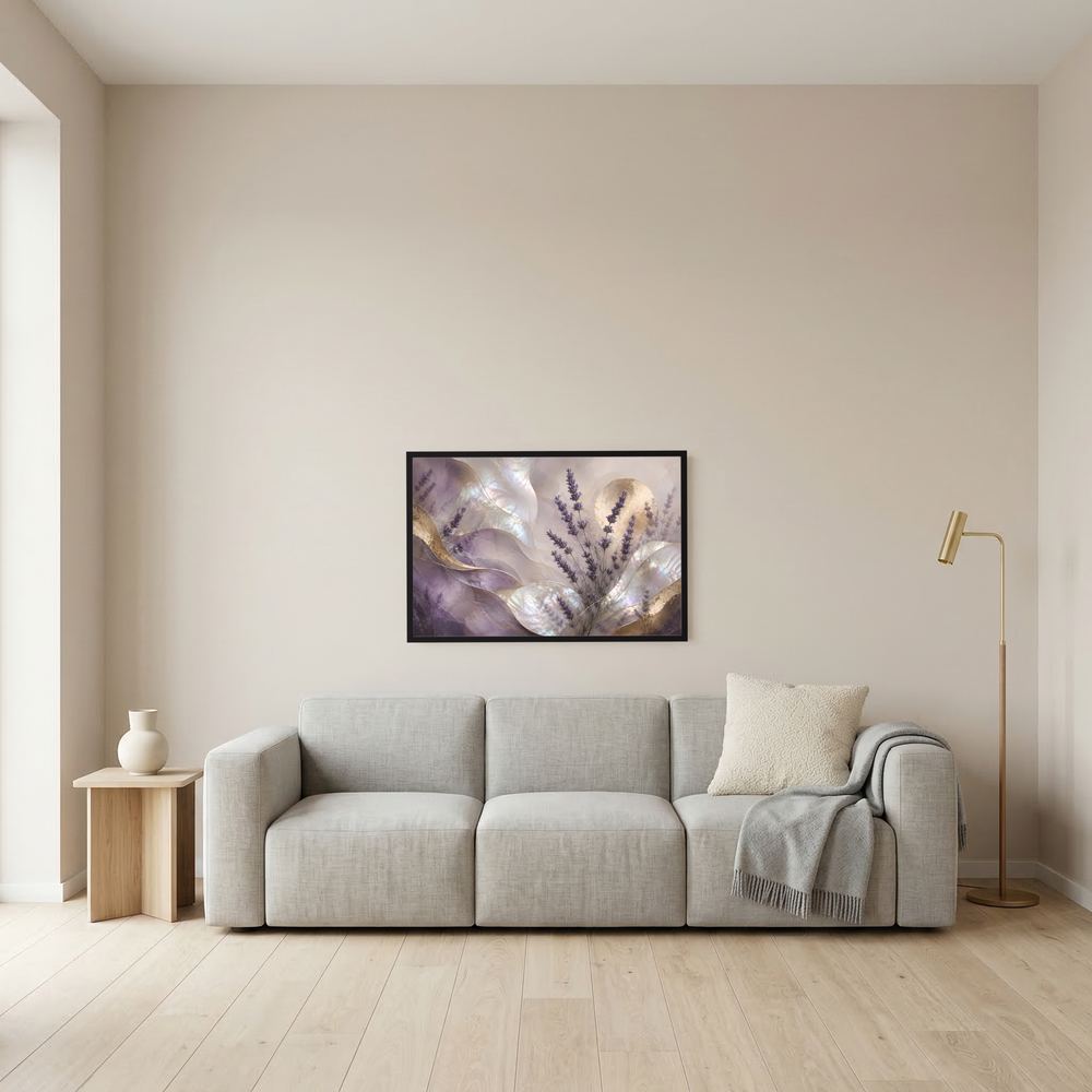Kleines Querformat-Poster mit abstrakten Lavendelblüten, Perlmutt-Glanz und goldenen Akzenten im schwarzen Rahmen