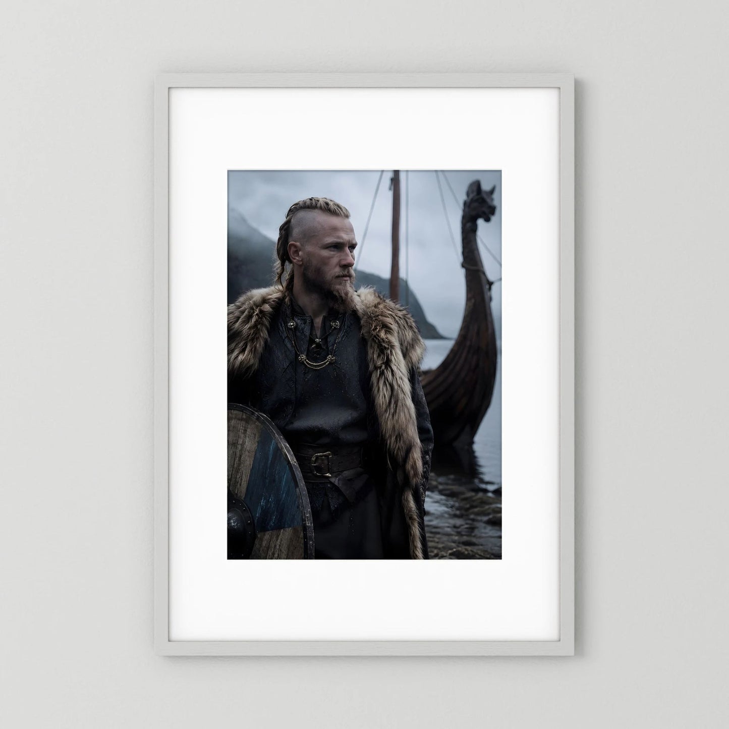 Hochformatiges Wikinger-Poster: Krieger mit Fellumhang und Schild, Drachenboot im Hintergrund