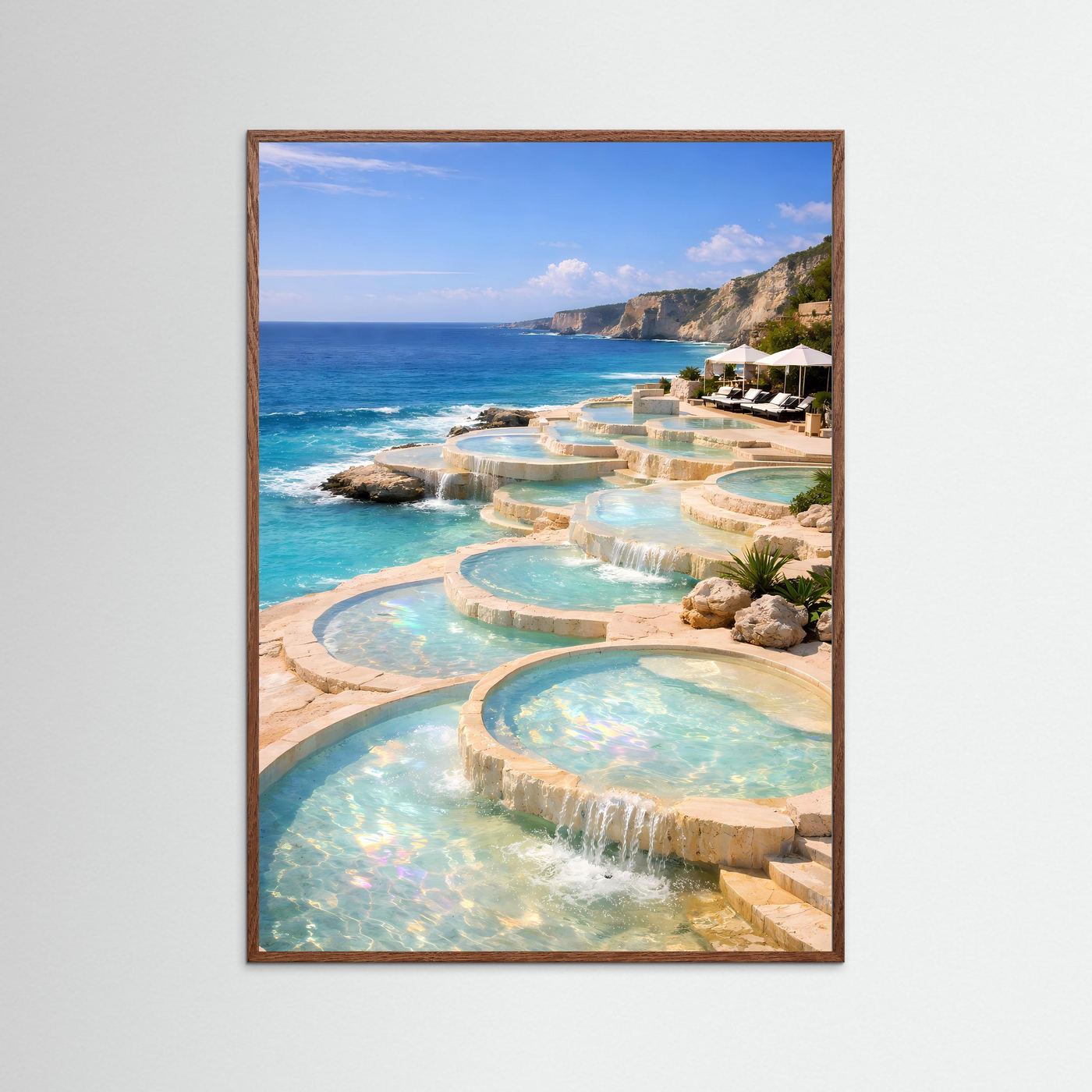 Hochkant-Poster mit türkisfarbenen Infinity-Pools am Meer, im braunen Holzrahmen