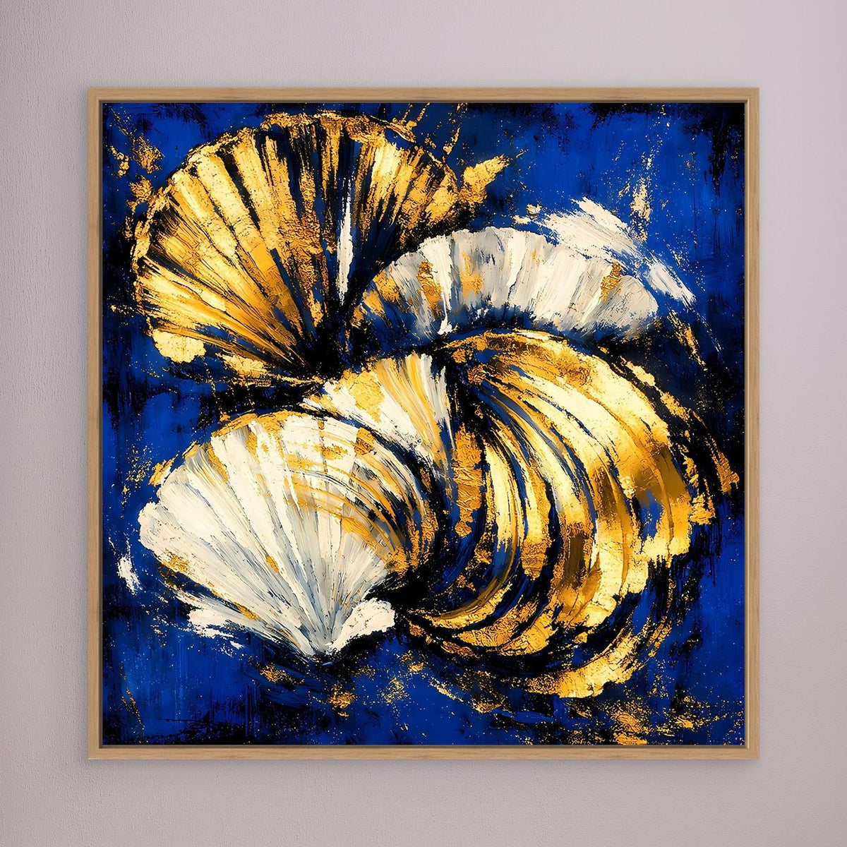 Leinwand-Wandbild mit abstrakten Muscheln, Blau, Weiß und Gold, beiger Holzrahmen