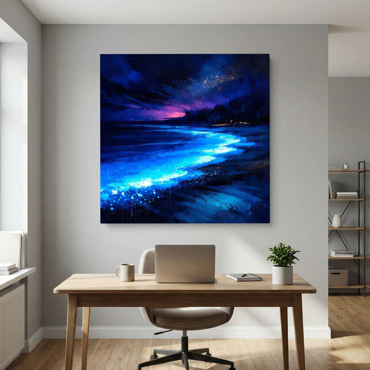 Leinwandbild: blau glitzernde Wellenlinie am Strand bei Nacht mit dunklen Wolken