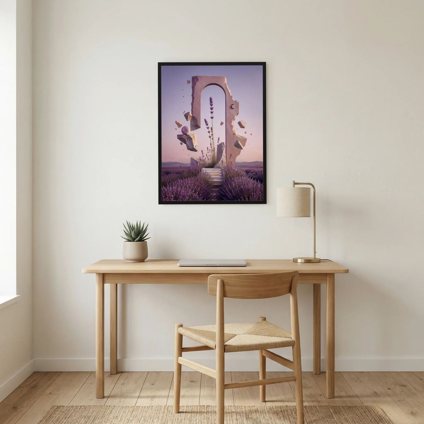 Hochformat-Poster mit Lavendelfeld und violettem Portal im schwarzen Rahmen über dem Schreibtisch