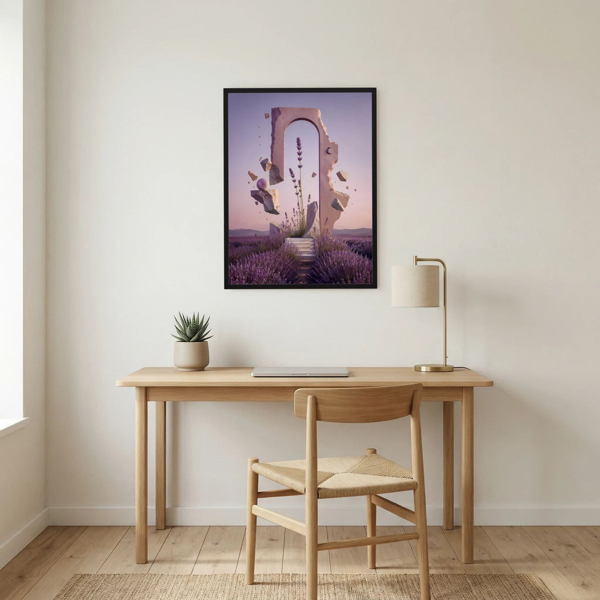 Hochformat-Poster mit Lavendelfeld und violettem Portal im schwarzen Rahmen über dem Schreibtisch