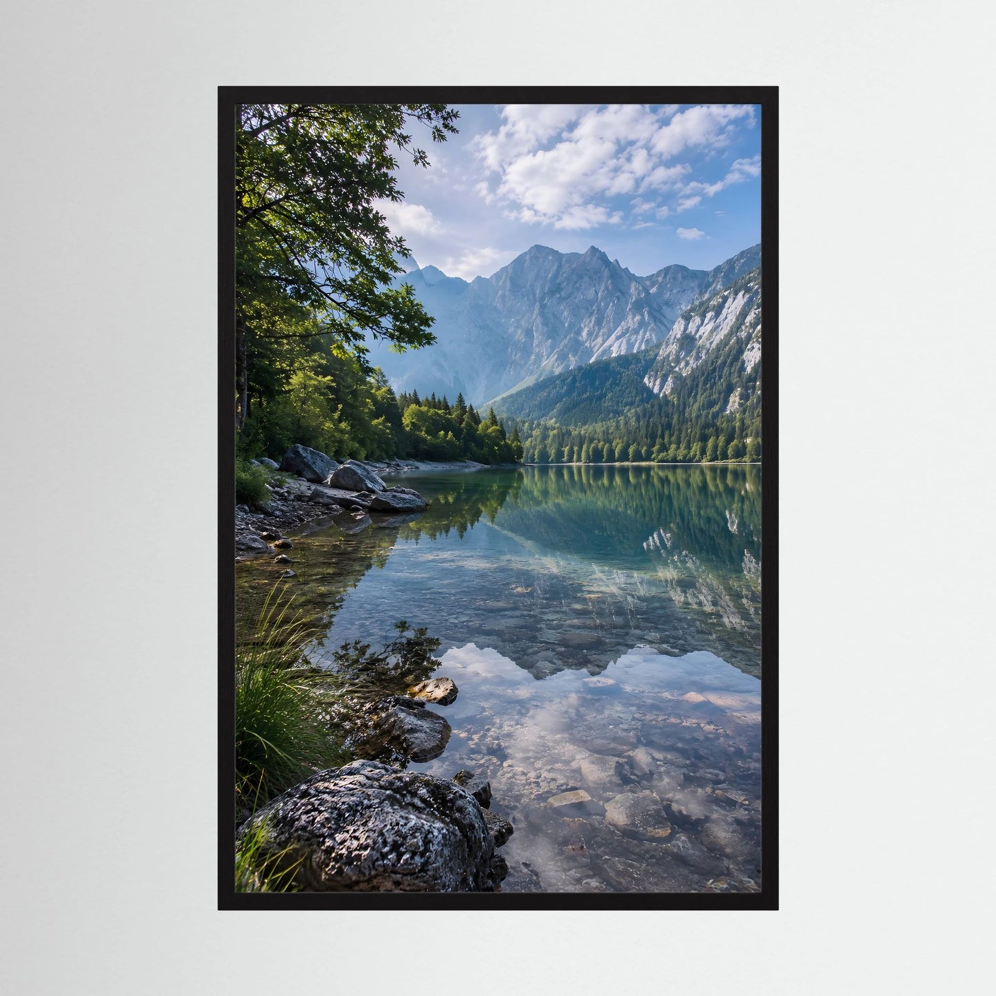 Schwarz gerahmtes Hochformat-Landschaftsposter mit Bergsee und Bergpanorama