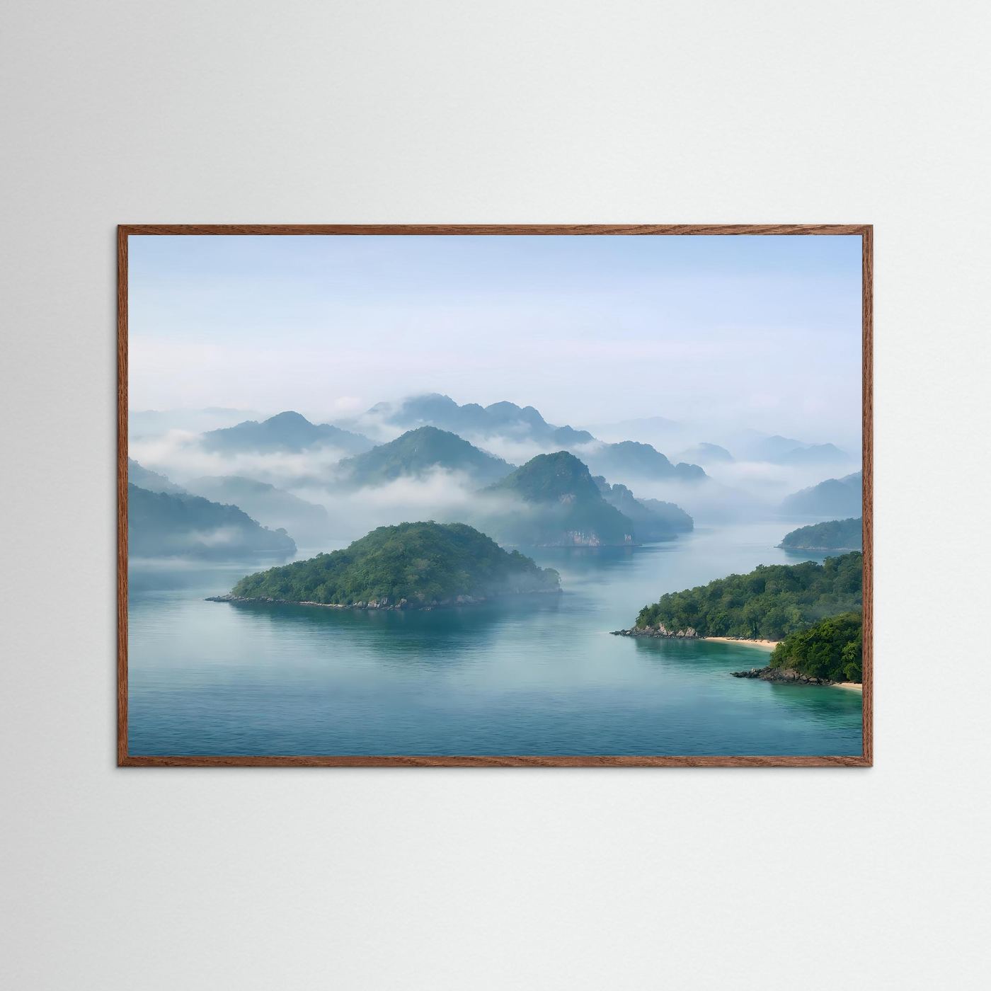 Poster mit Fjordlandschaft im Querformat, dunkler Eichenrahmen: Wasser, Inseln, Nebelberge