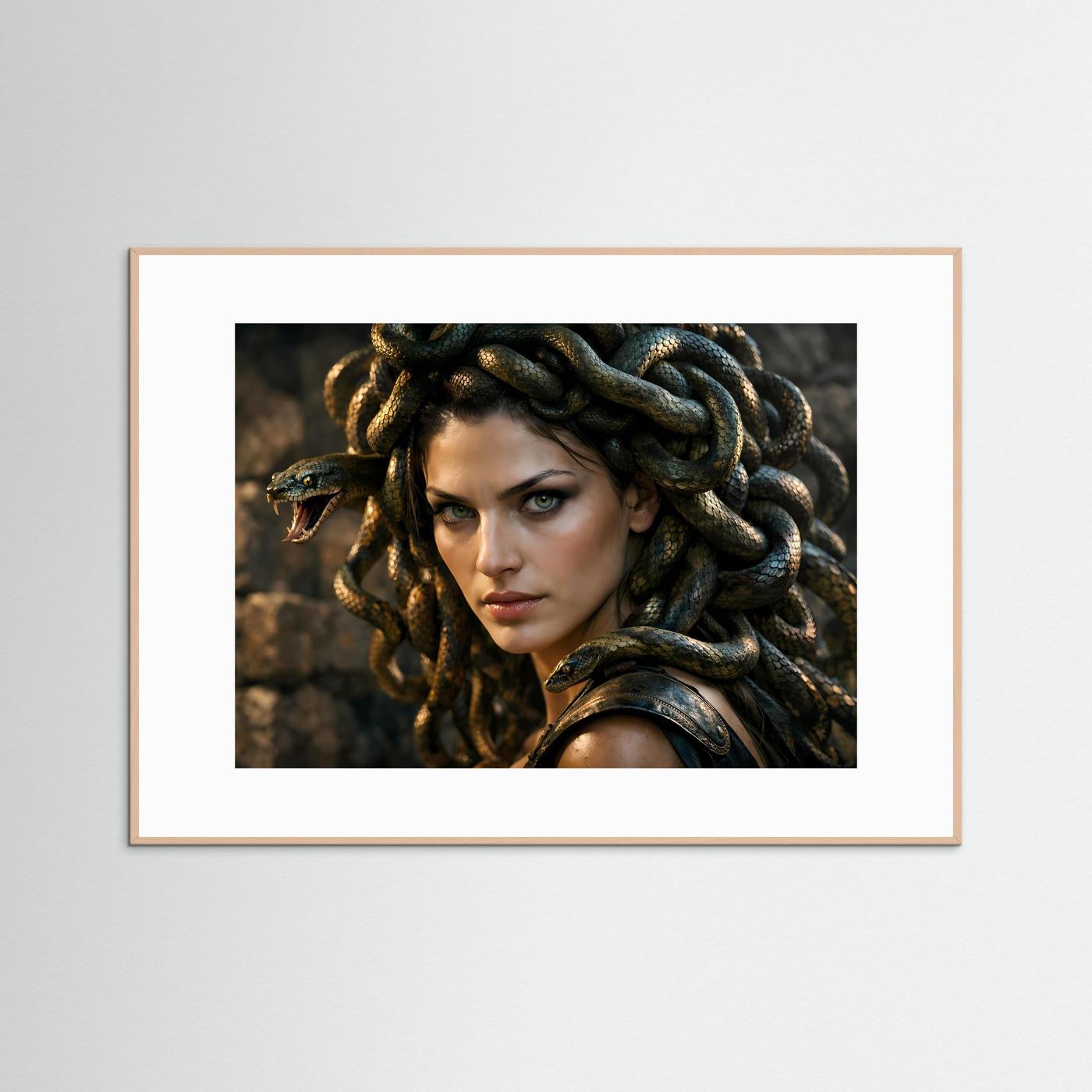 Mythologie-Poster mit Medusa-Porträt, naturfarbener Holzrahmen, Schlangenhaar im Detail