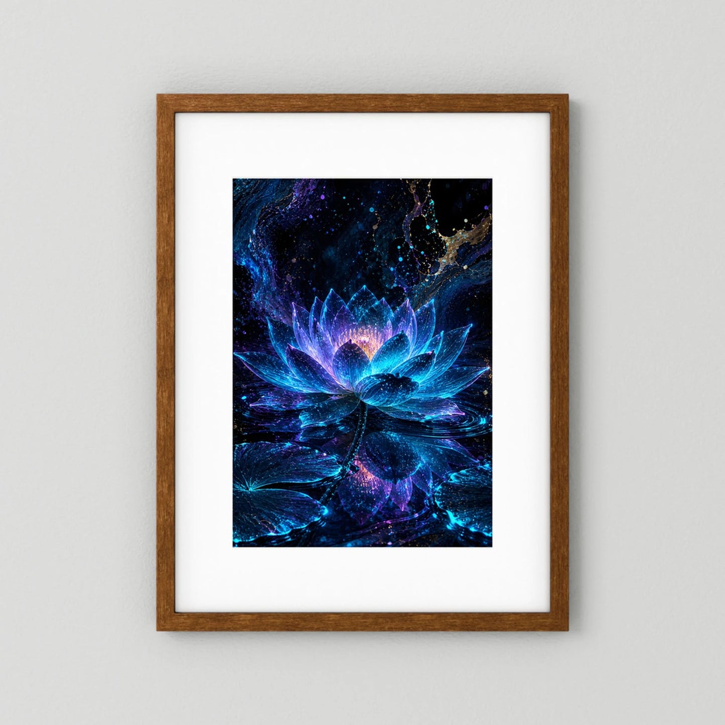 Kunstposter mit leuchtender Lotusblüte in Blau und Violett im braunen Holzrahmen, Hochformat.