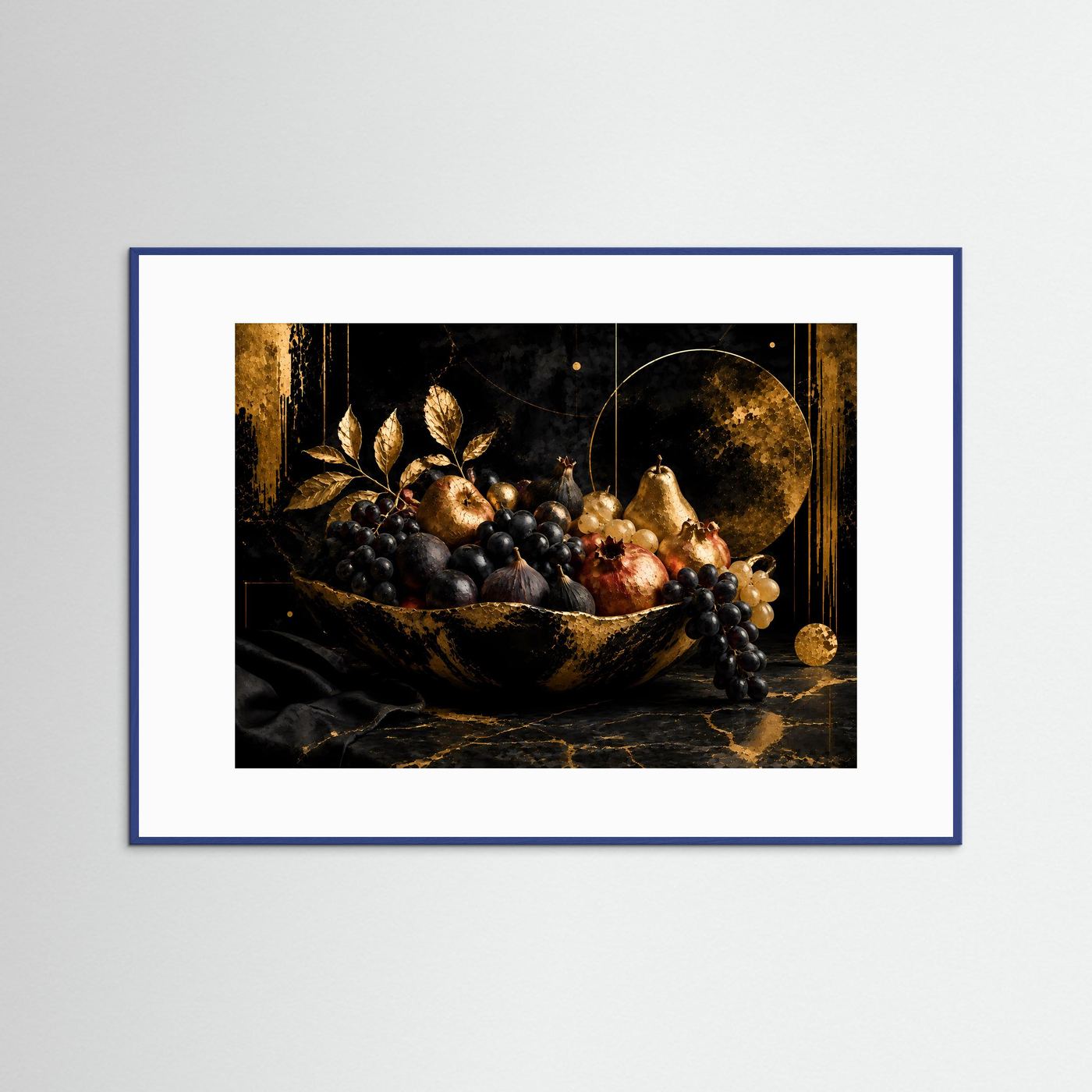 Luxuriöses Stillleben mit goldener Obstschale | Trauben, Feigen, Birnen und Granatäpfel in Schwarz und Gold | Elegante abstrakte Früchte-Wandkunst im Querformat