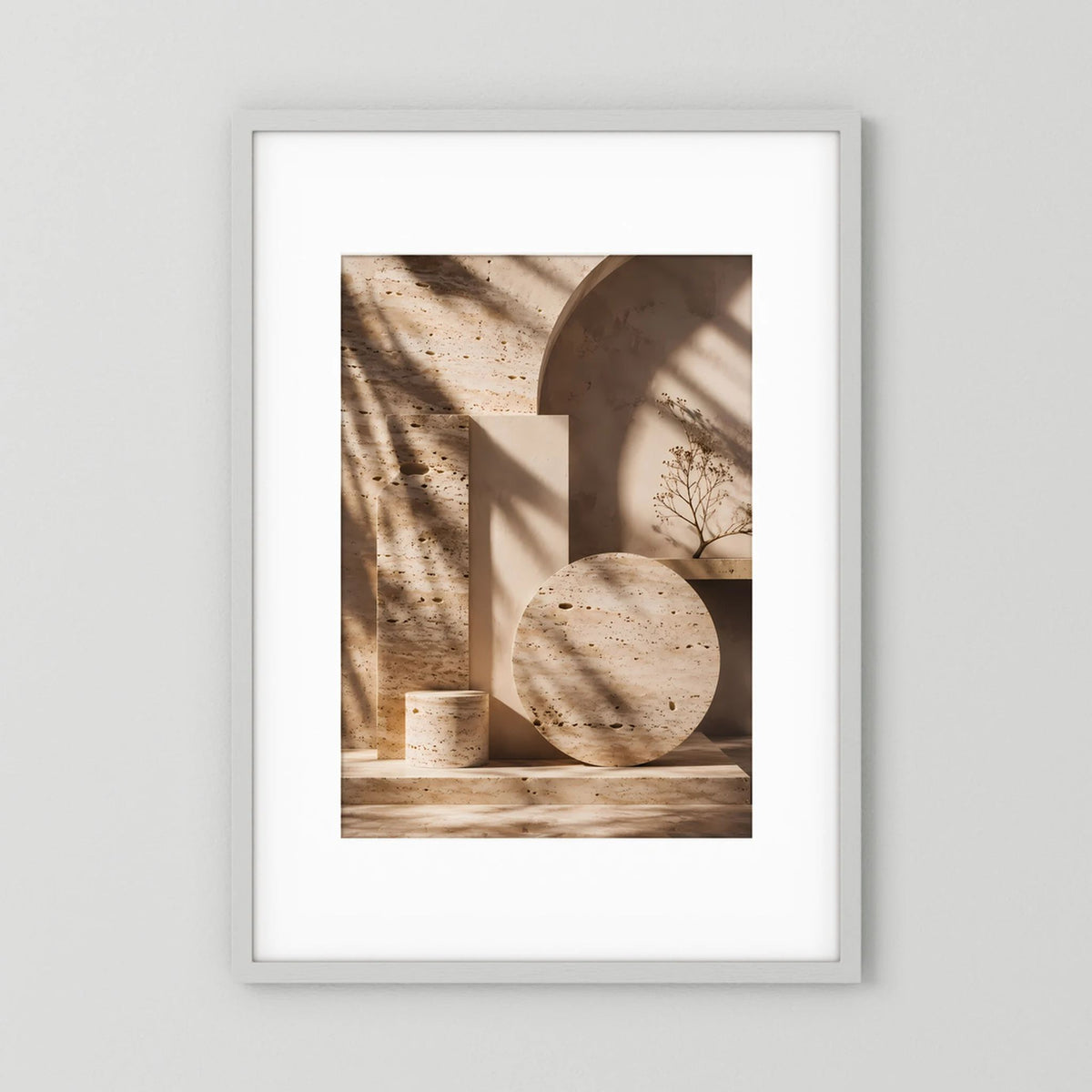 Hochformat-Poster mit abstrakten Travertinformen in Beige und Creme, im weißen Rahmen