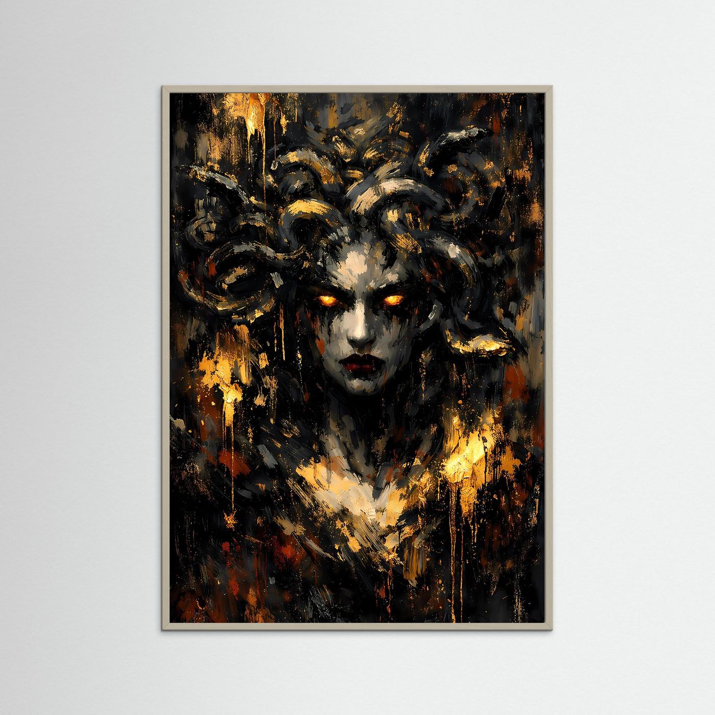Mythologie-Poster mit Medusa-Porträt, abstrakte Goldlichter, brauner Rahmen