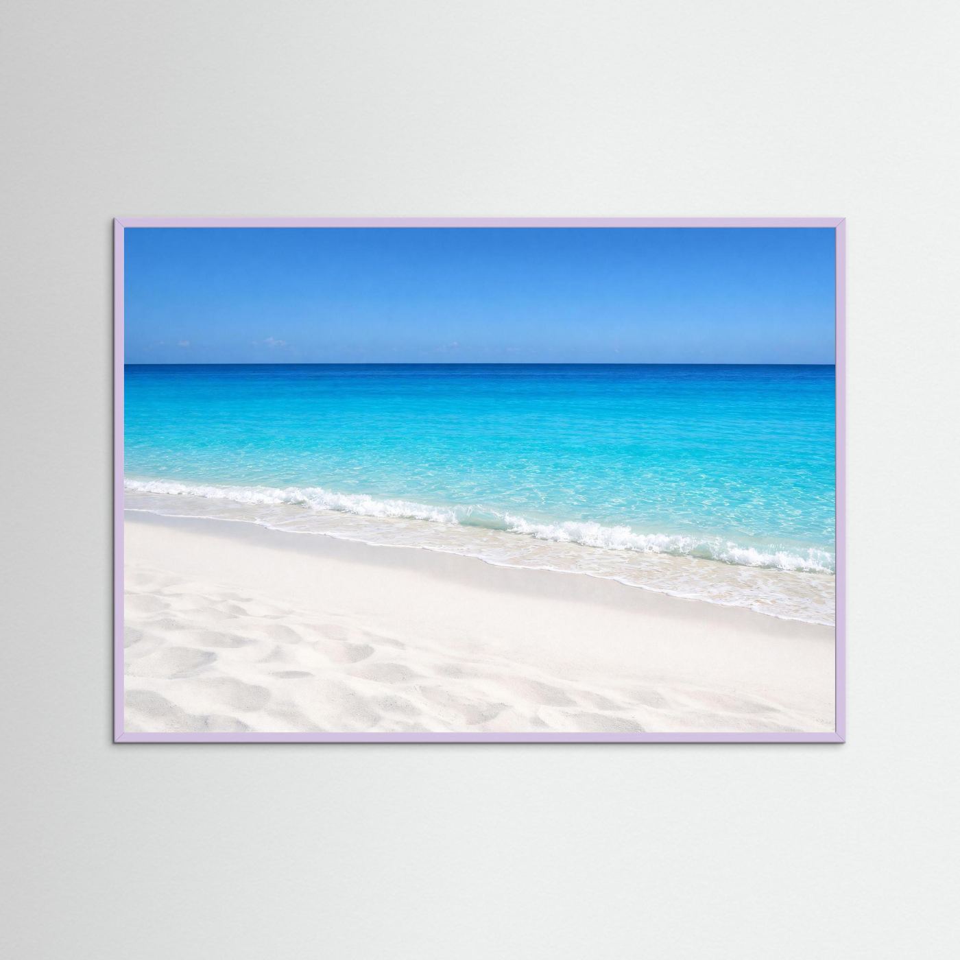 Wandbild mit Strand und türkisblauem Meer, lila Rahmen