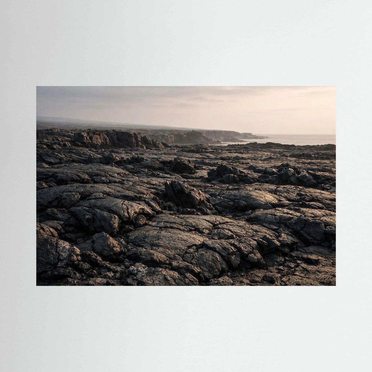 Poster mit dunklen Lavafeldern an der Küste, schwarzem Gestein und hellem Rand