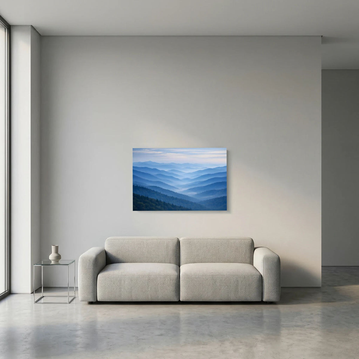 Wandbild im Querformat mit nebligen Bergschichten in Blau
