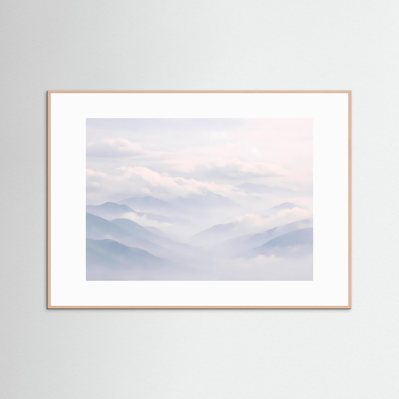Landschafts-Poster Querformat mit hellem Holzrahmen und nebligen Bergzügen über dem Wolkenmeer