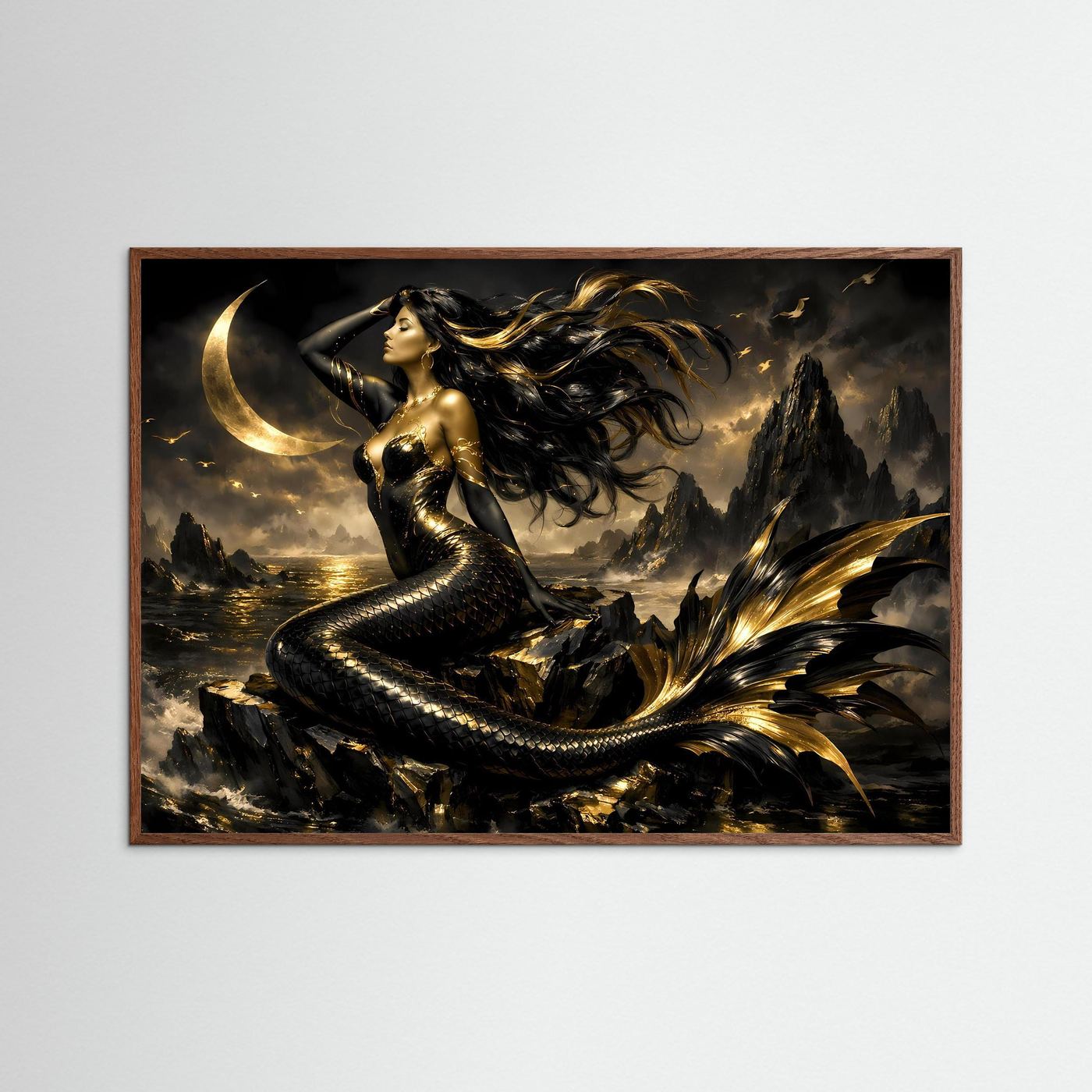 Fantasy-Wandbild mit goldener Meerjungfrau vor Mond über dunklen Bergen und Wellen