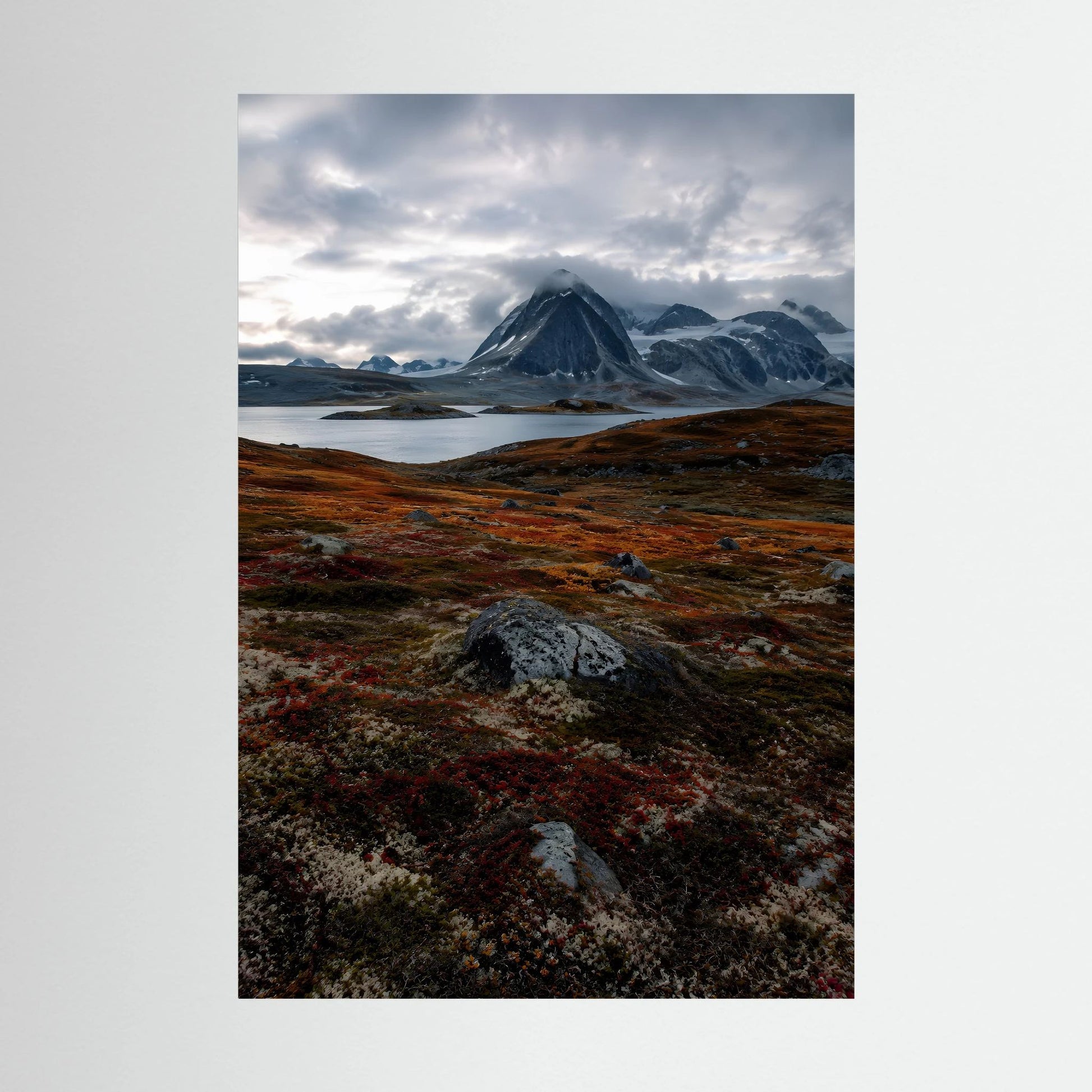 Naturposter im Hochformat mit Gebirgslandschaft, See und Felsen, ohne Rahmen