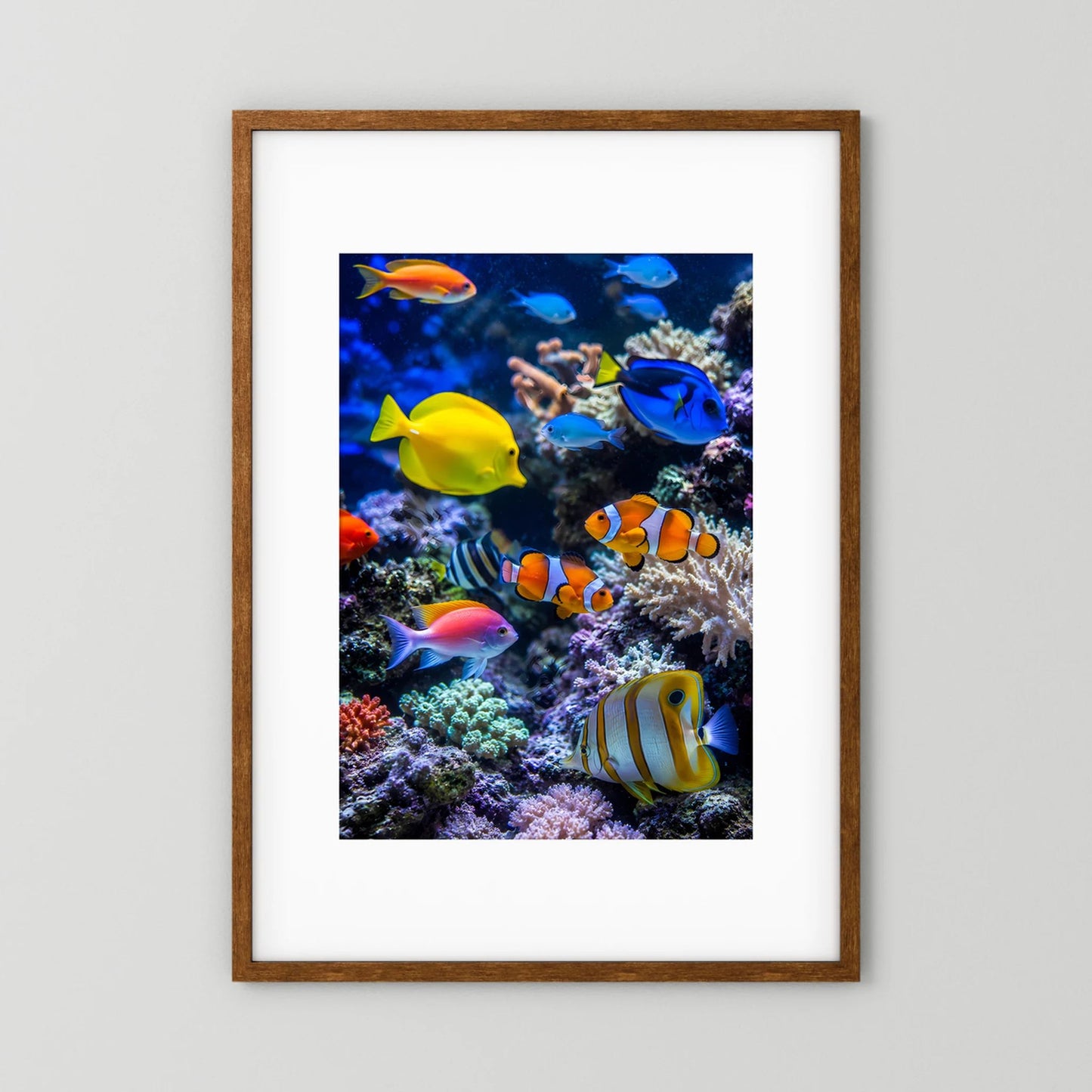 Gerahmtes Poster mit Tropenfischen am Korallenriff, blau-gelbe Farbvielfalt im Hochformat