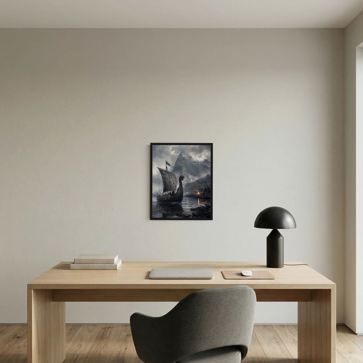 Hochformat-Wandposter mit Wikinger-Langschiff im Fjord, schwarzer Rahmen