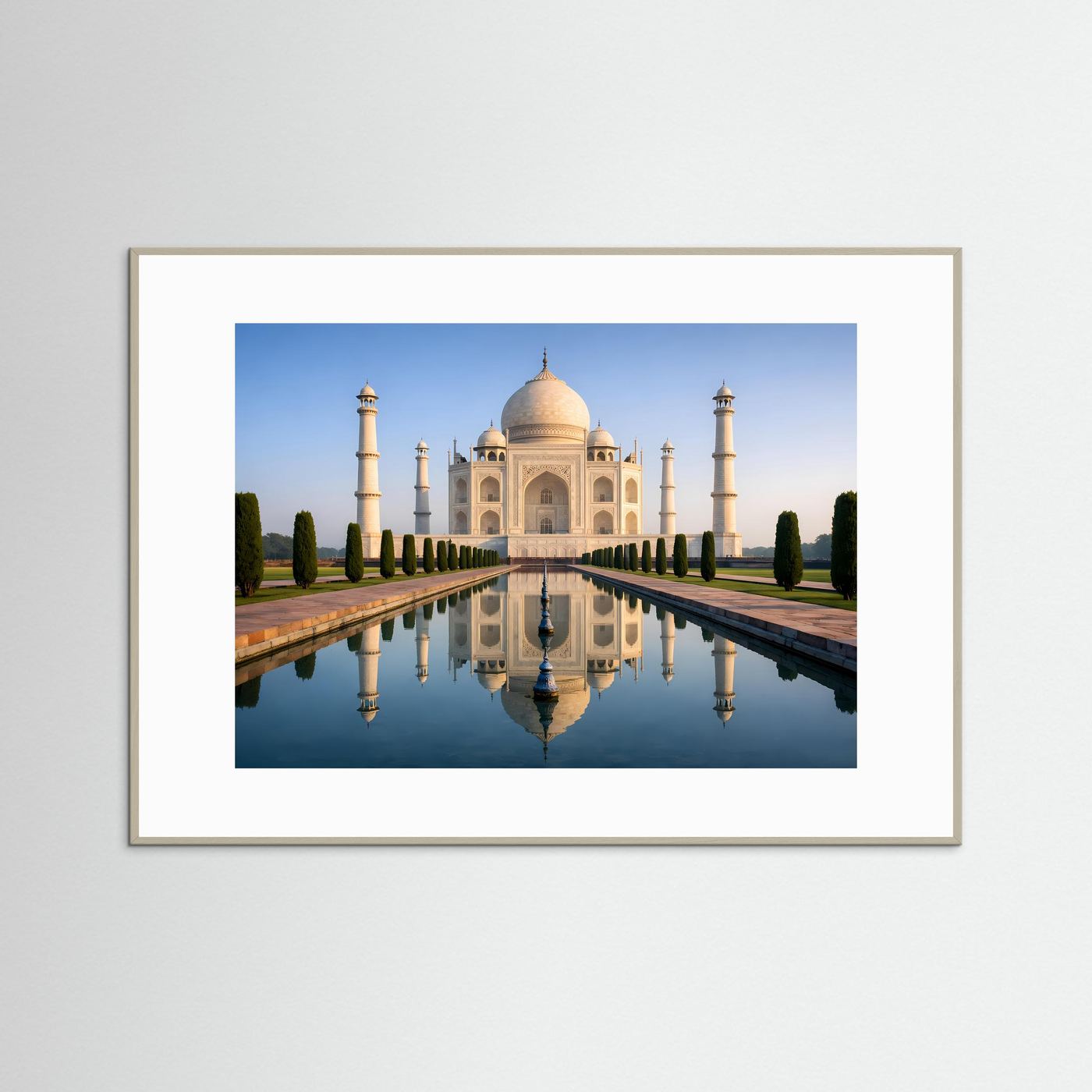 Poster mit Taj Mahal und Spiegelung im Wasser, Querformat mit hellbraunem Rahmen