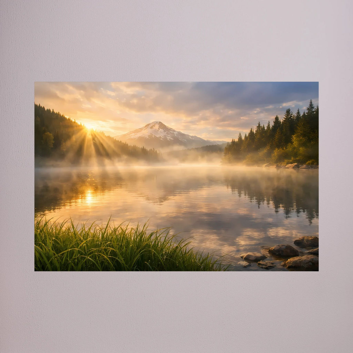 Querformatiger Druck mit Landschaftsmotiv: ruhiger See, Berge und warmes Licht