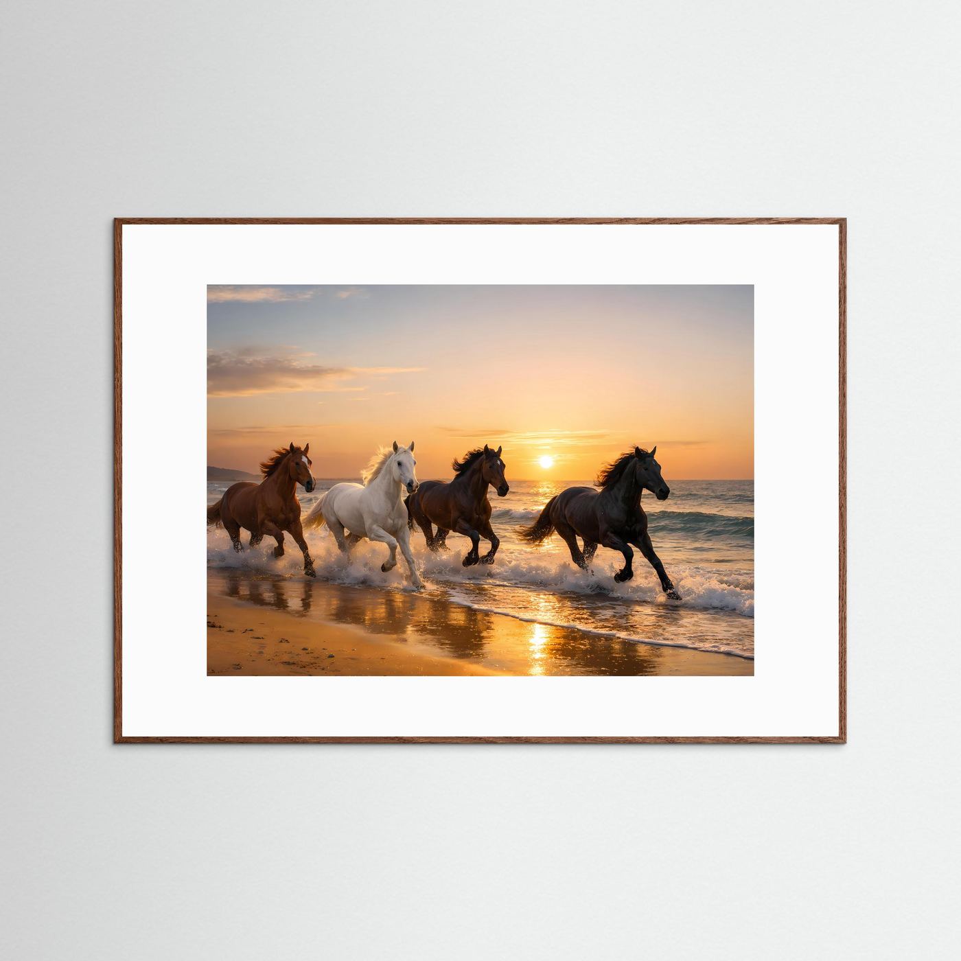 Querformatiges Pferde-Strandposter mit vier Pferden auf dem Strand bei Sonnenuntergang, dunkelbrauner Rahmen