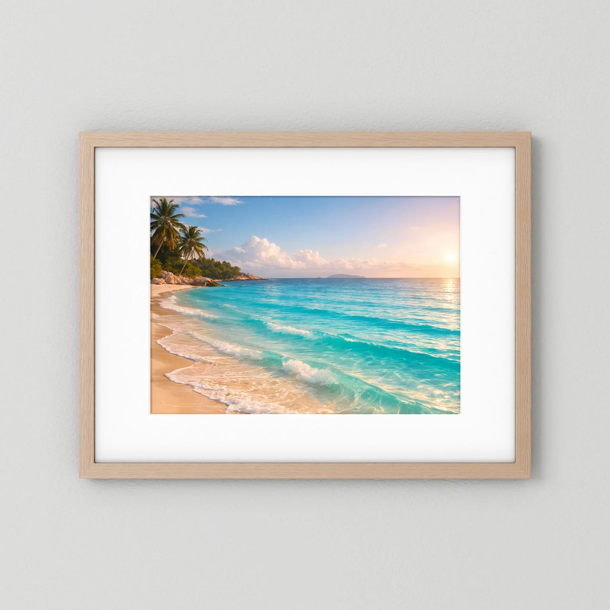 Wandbild im hellen Holzrahmen mit tropischem Sandstrand und türkisfarbenem Meer